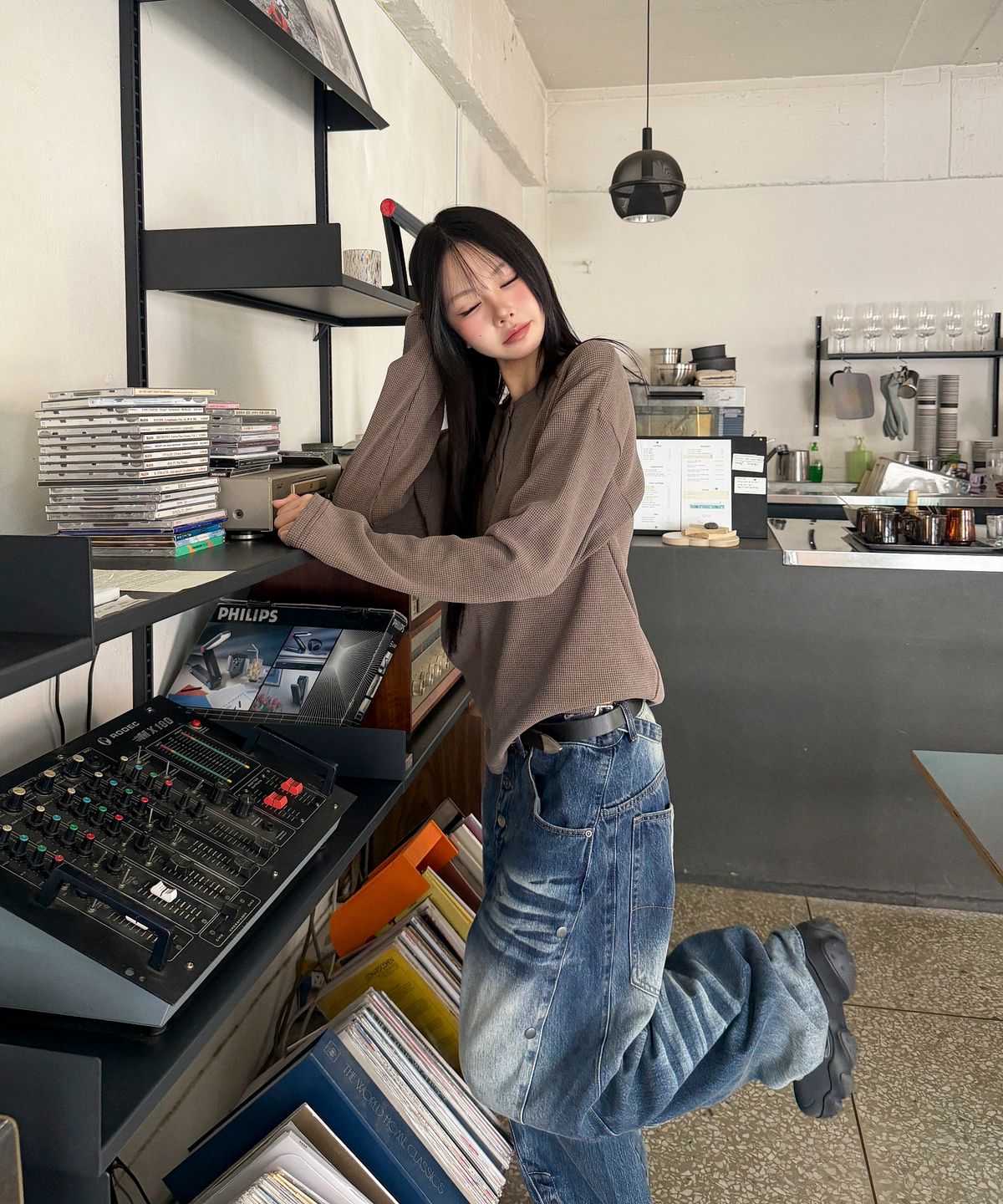 무아무아(MUAHMUAH) 와플 피그먼트 헨리넥 긴팔티 [브라운]