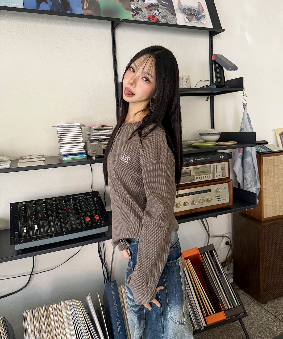 무아무아(MUAHMUAH) 와플 피그먼트 헨리넥 긴팔티 [브라운]