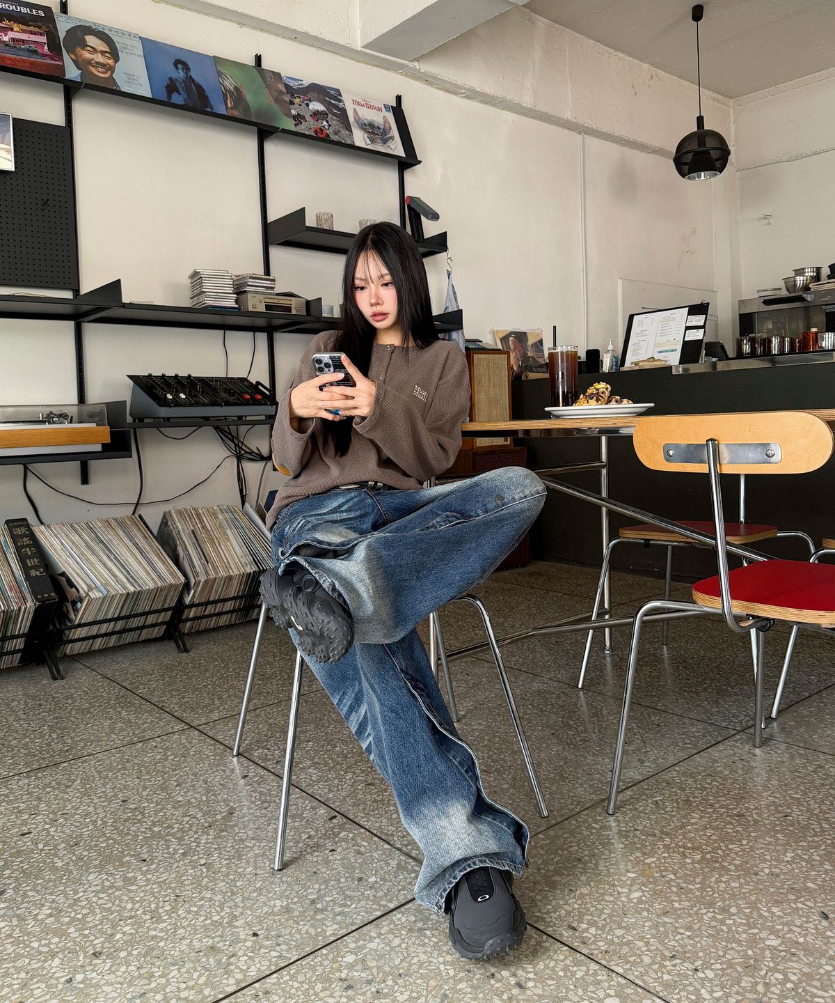 무아무아(MUAHMUAH) 와플 피그먼트 헨리넥 긴팔티 [브라운]