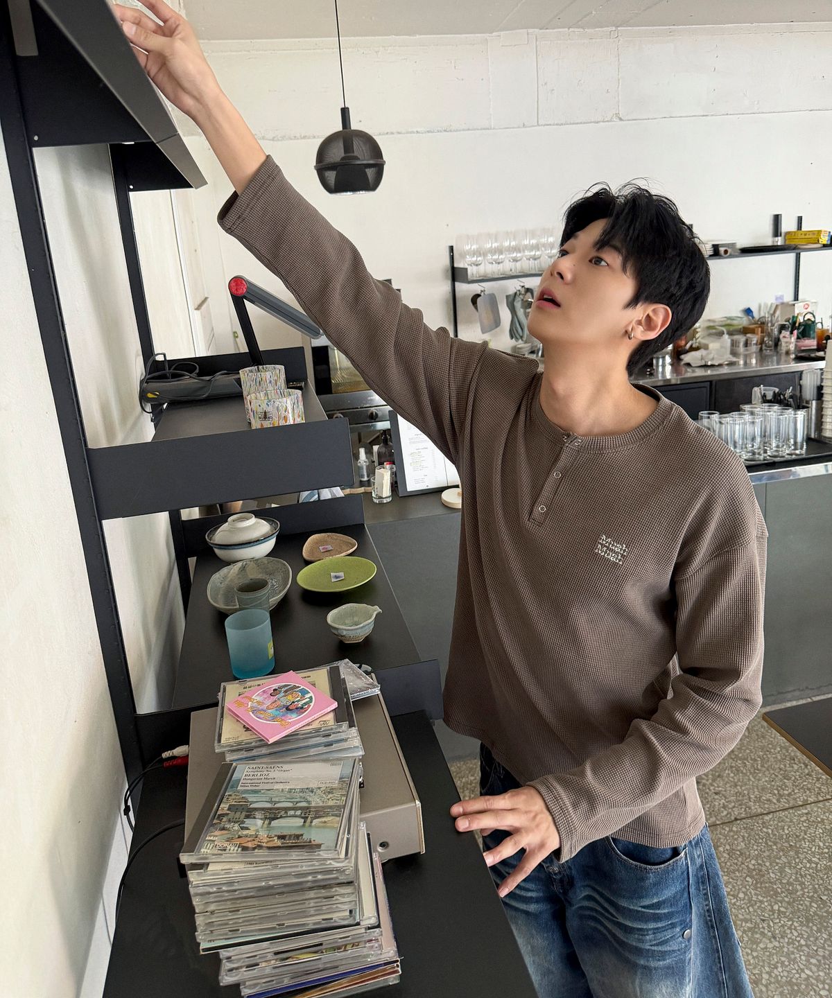 무아무아(MUAHMUAH) 와플 피그먼트 헨리넥 긴팔티 [브라운]