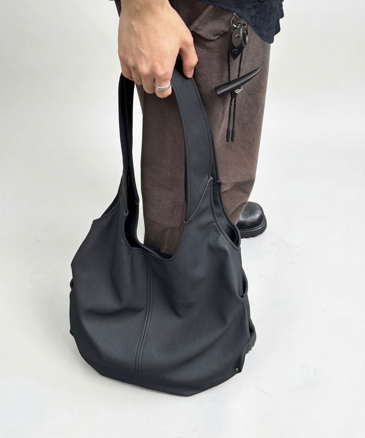 에크라(ECHRA) lowen tote bag [matte black]