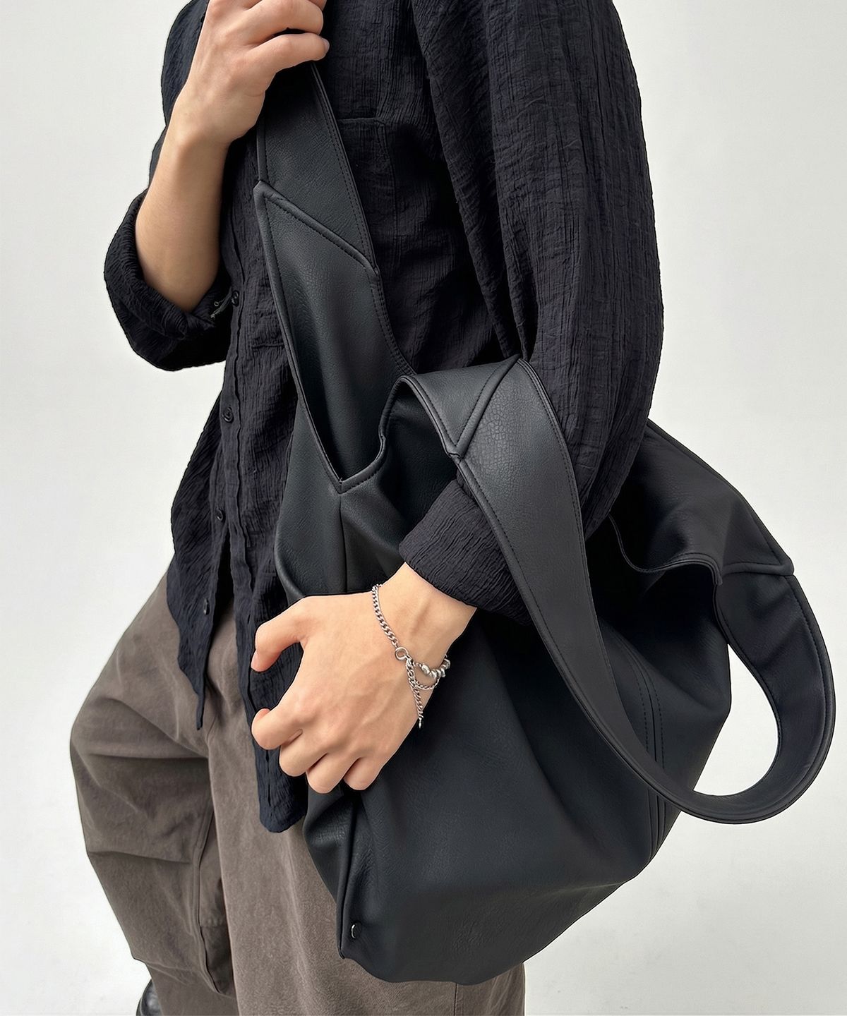 에크라(ECHRA) lowen tote bag [matte black]