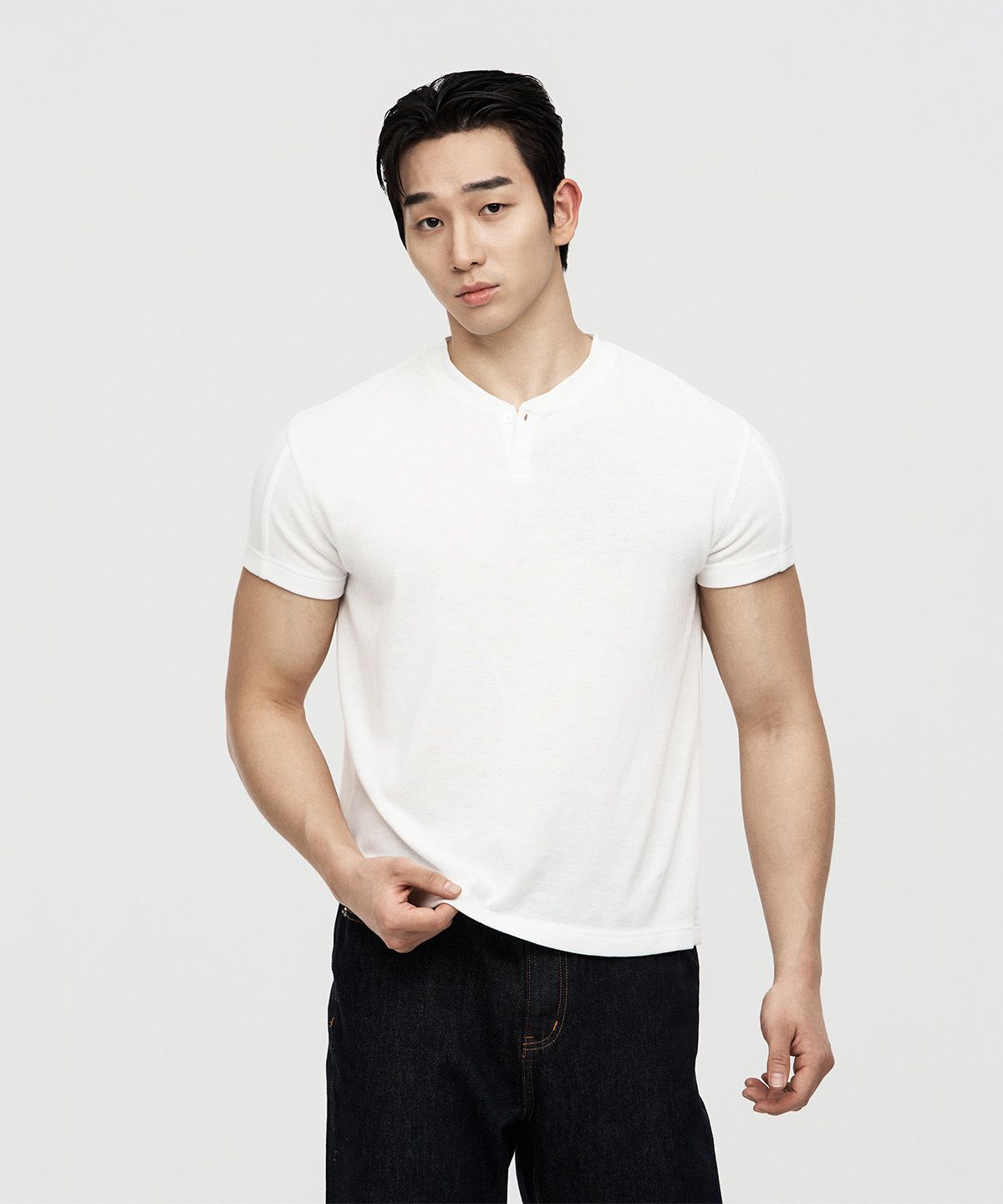제이엘브(JELEVE) 헨리넥 원버튼 머슬핏 숏슬리브