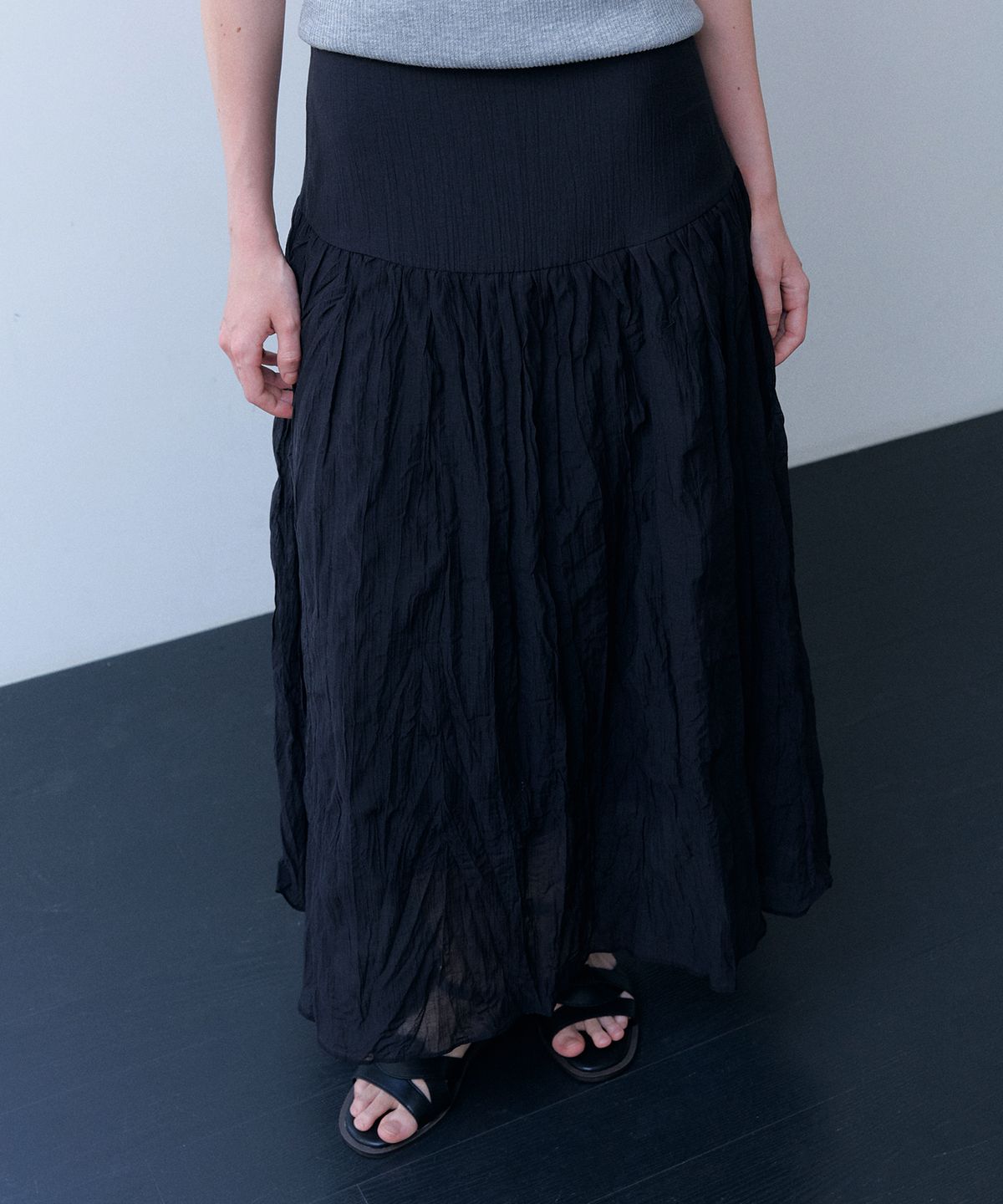 머지앤밍글(MERGE&MINGLE) Ete Contour Wrinkle Midi Skirt (Black)