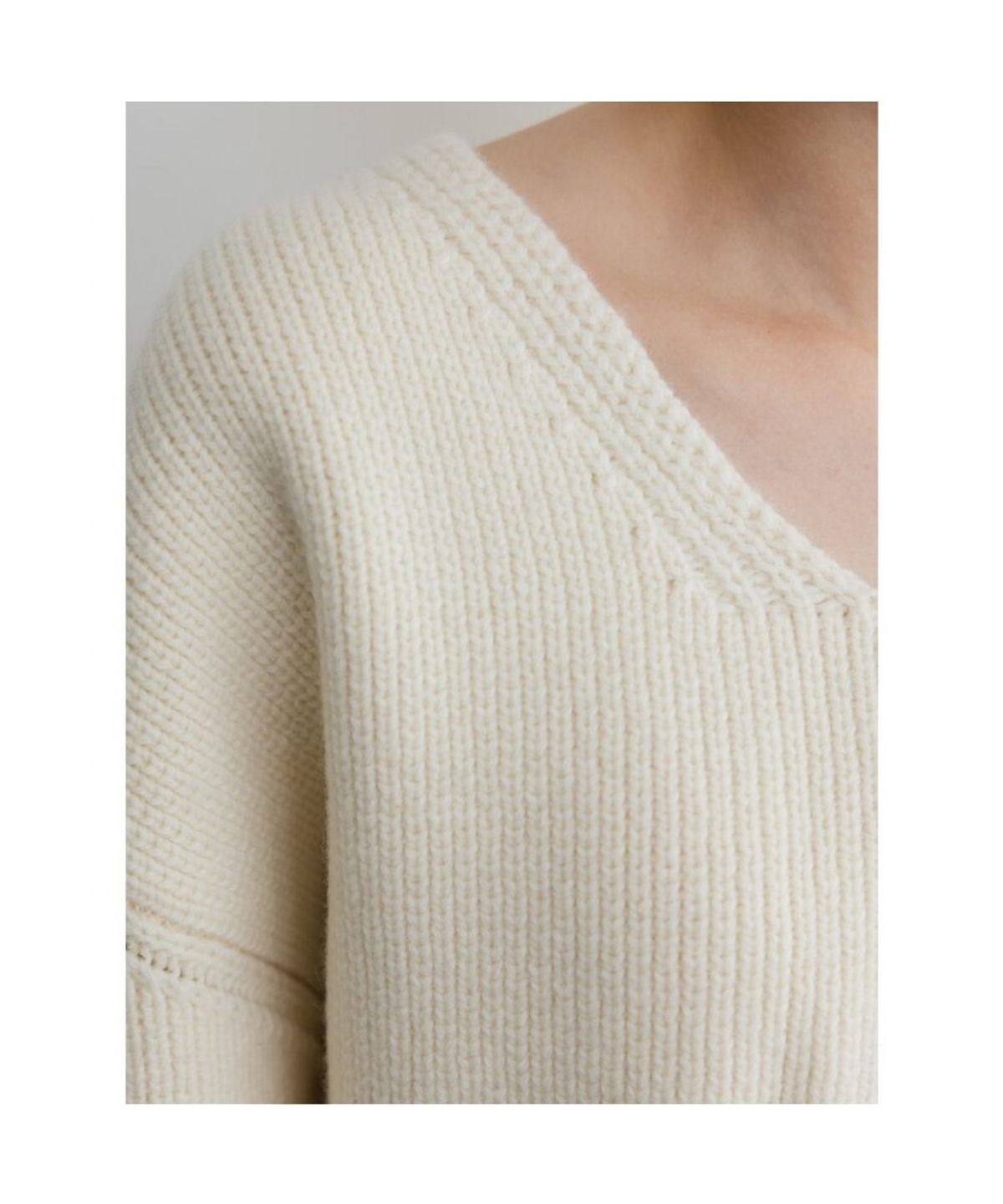 디애퍼처(THE APERTURE) Bulky V Neck Sweater  Ivory (TA5X51A040)