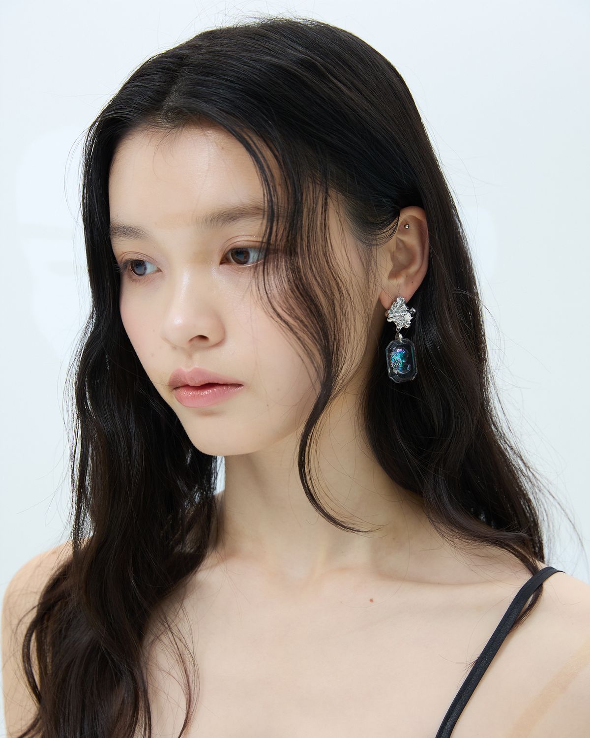 러뷰이(LOVUEE) 스퀘어 컷 글래스 카메오 귀걸이