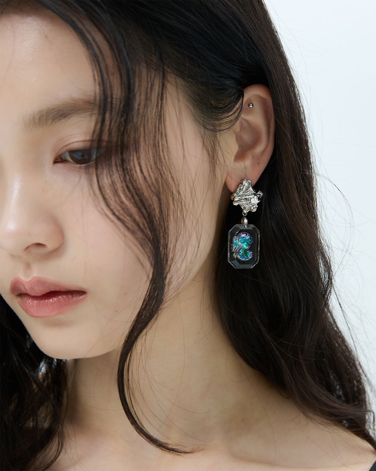 러뷰이(LOVUEE) 스퀘어 컷 글래스 카메오 귀걸이