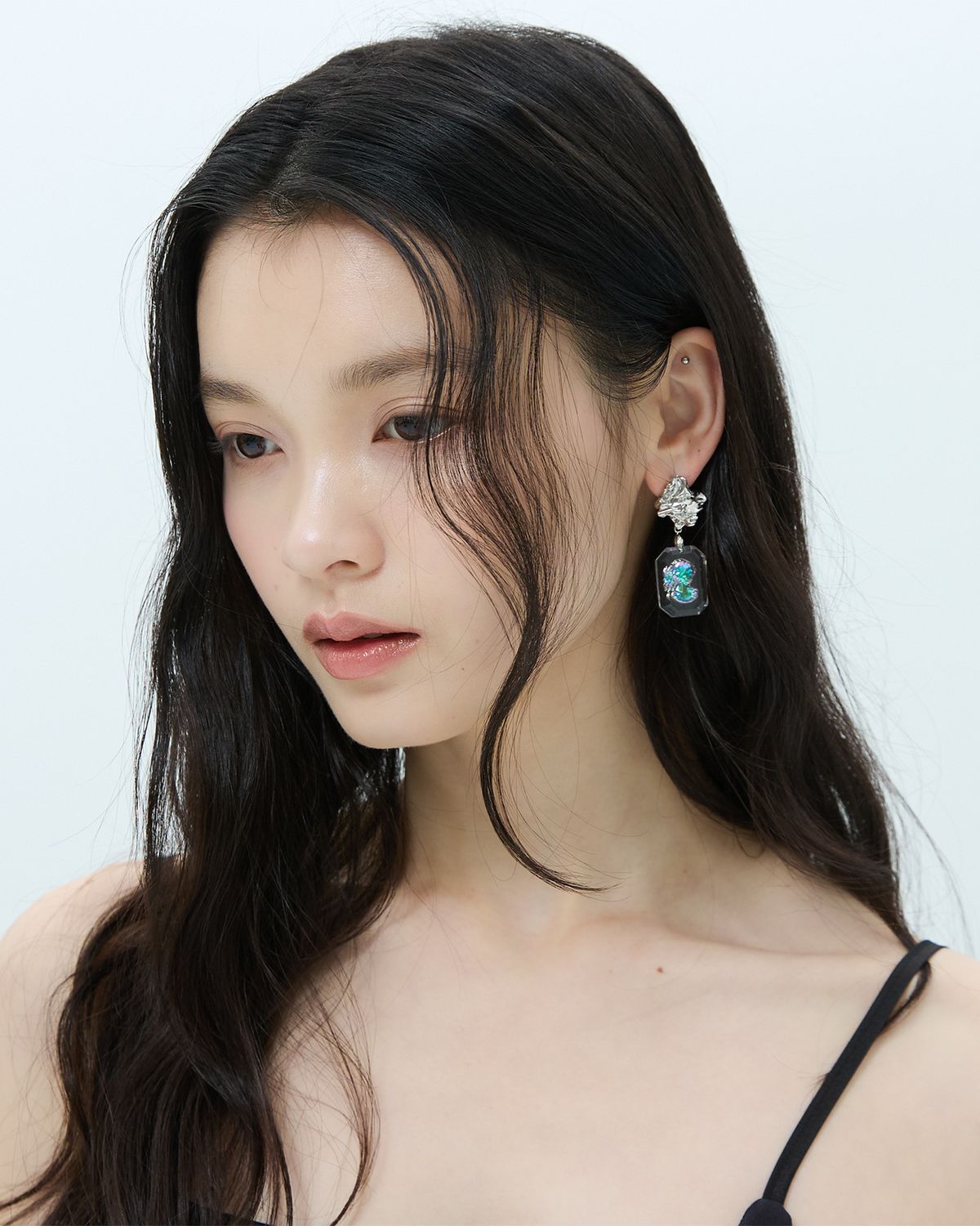 러뷰이(LOVUEE) 스퀘어 컷 글래스 카메오 귀걸이