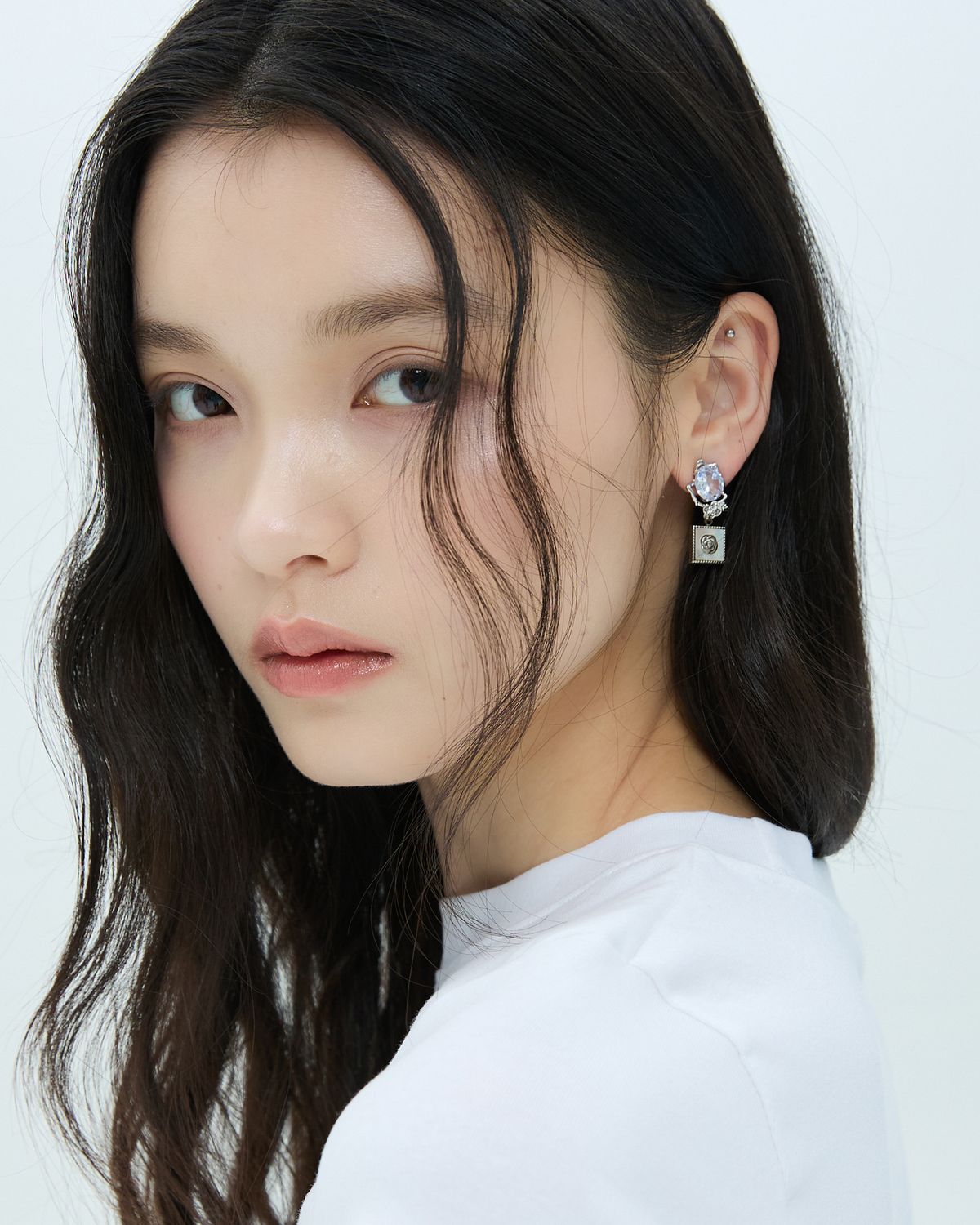 러뷰이(LOVUEE) 장미 엠블럼 귀걸이