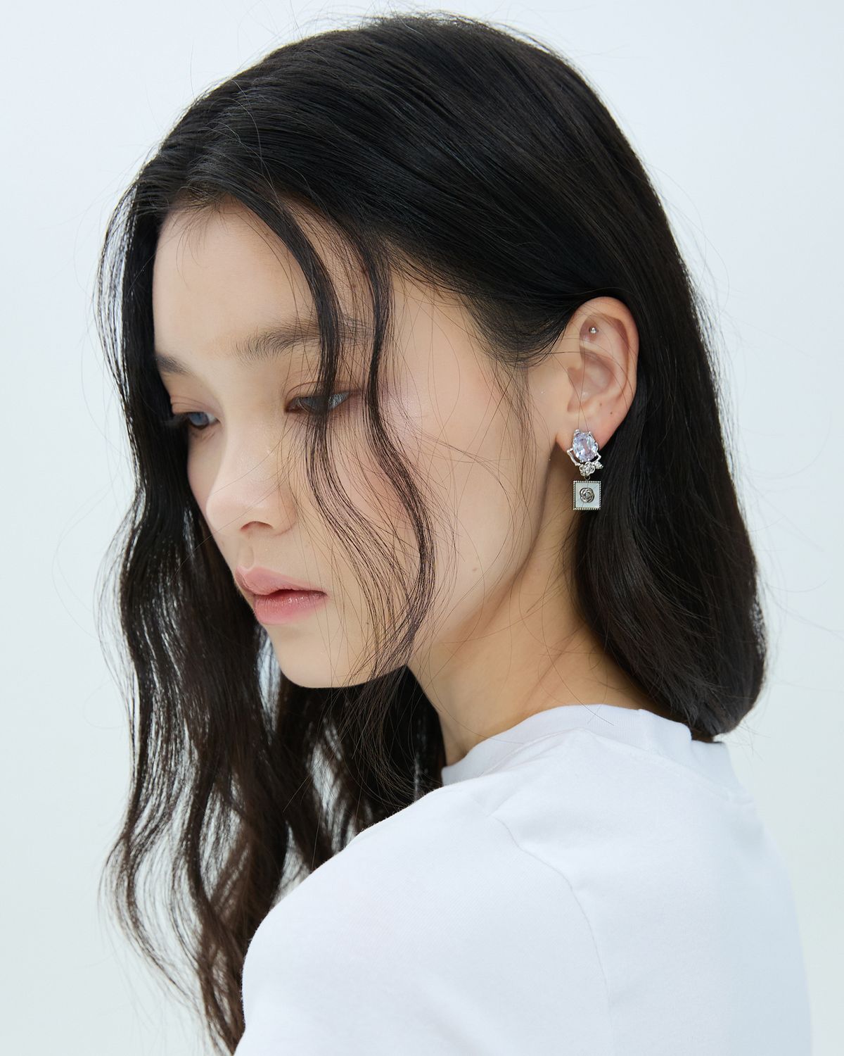 러뷰이(LOVUEE) 장미 엠블럼 귀걸이
