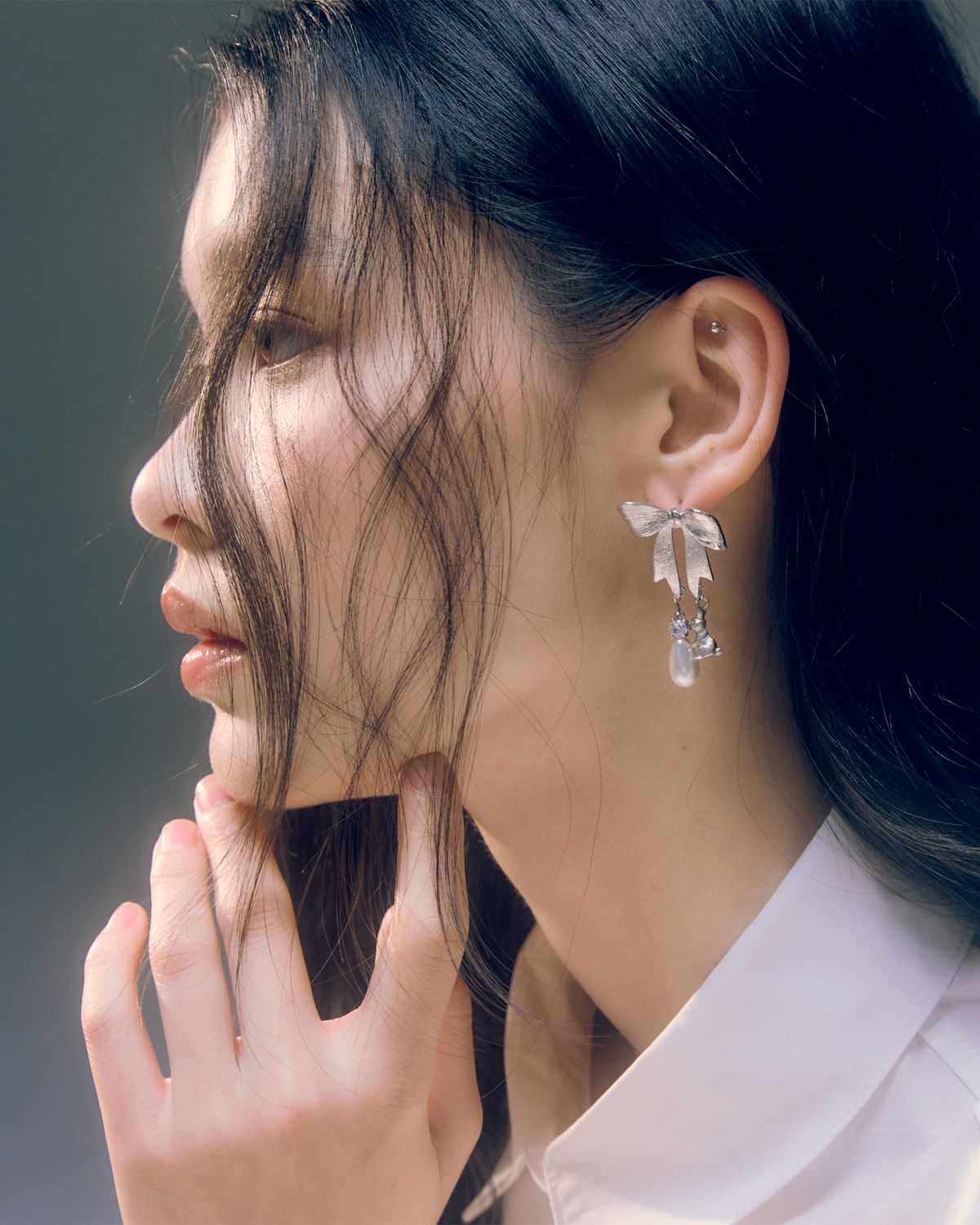 러뷰이(LOVUEE) 리본 아래 토끼와 진주 귀걸이