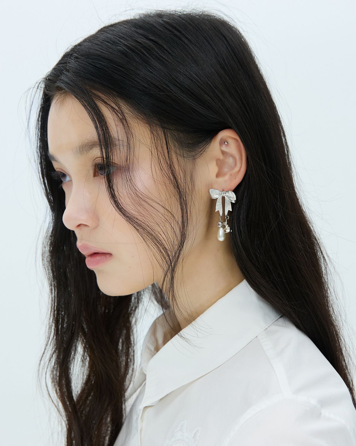 러뷰이(LOVUEE) 리본 아래 토끼와 진주 귀걸이