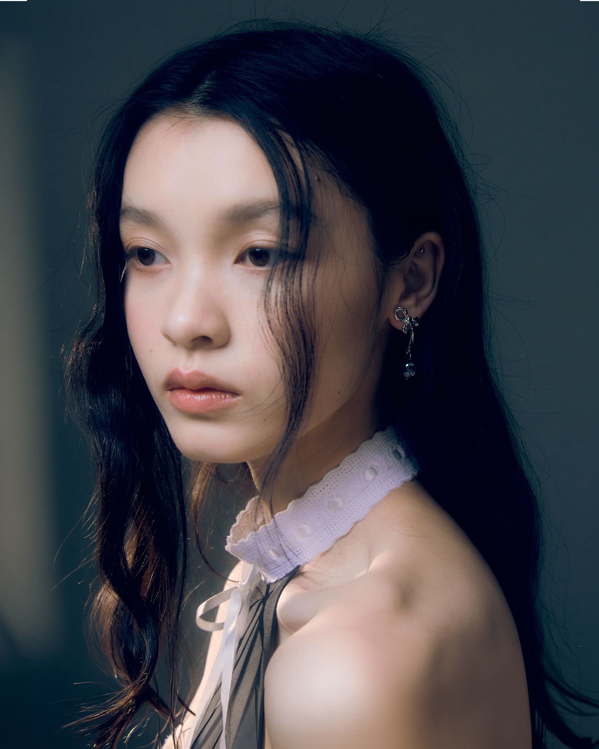 러뷰이(LOVUEE) 그래비티 리본 귀걸이
