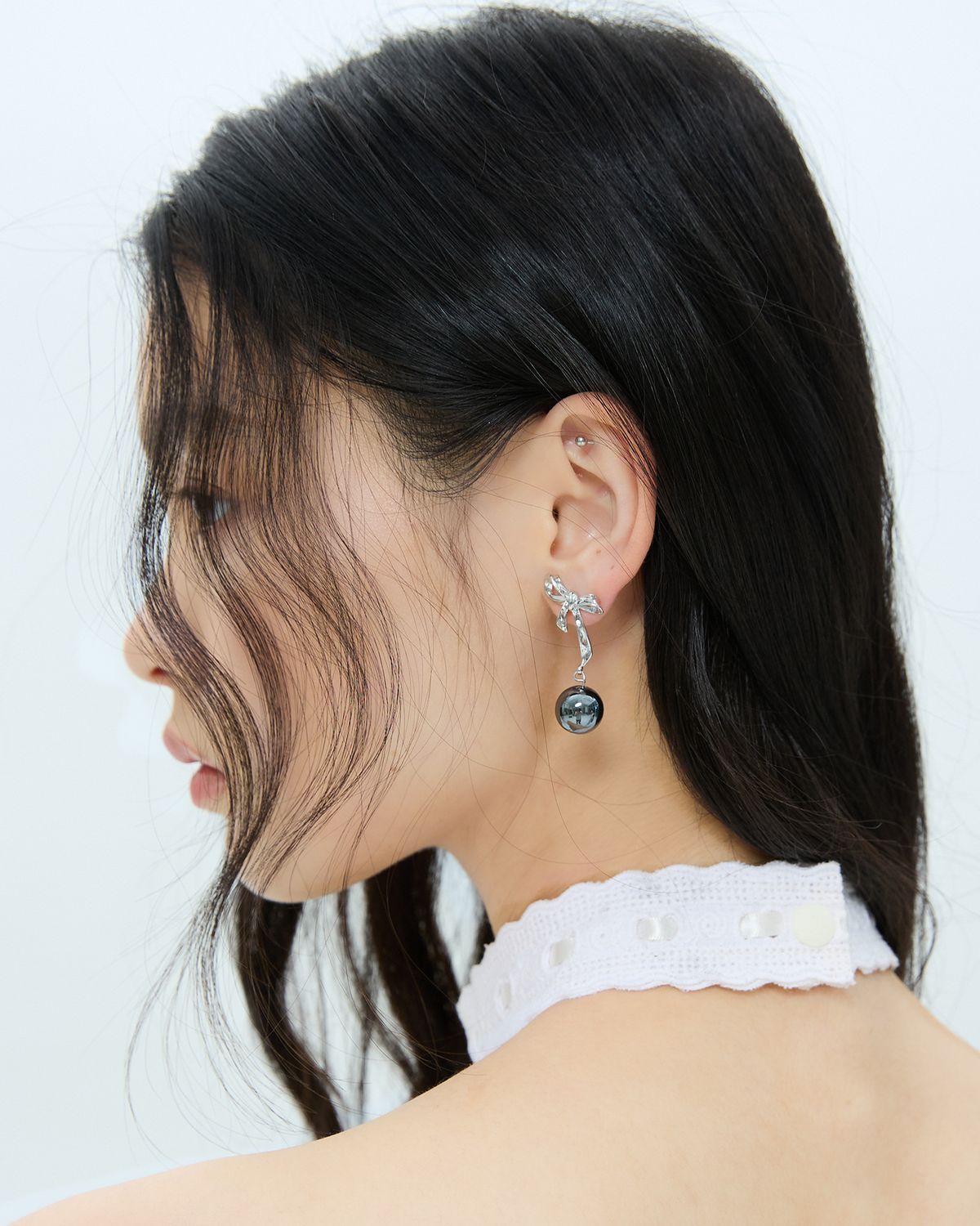 러뷰이(LOVUEE) 그래비티 리본 귀걸이
