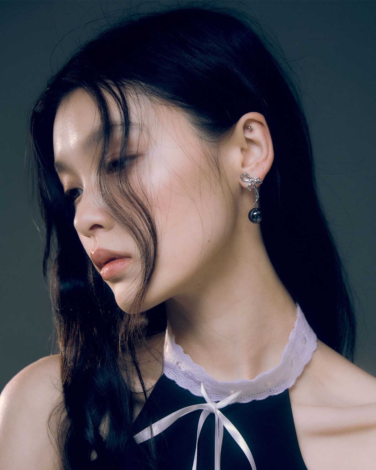 러뷰이(LOVUEE) 그래비티 리본 귀걸이