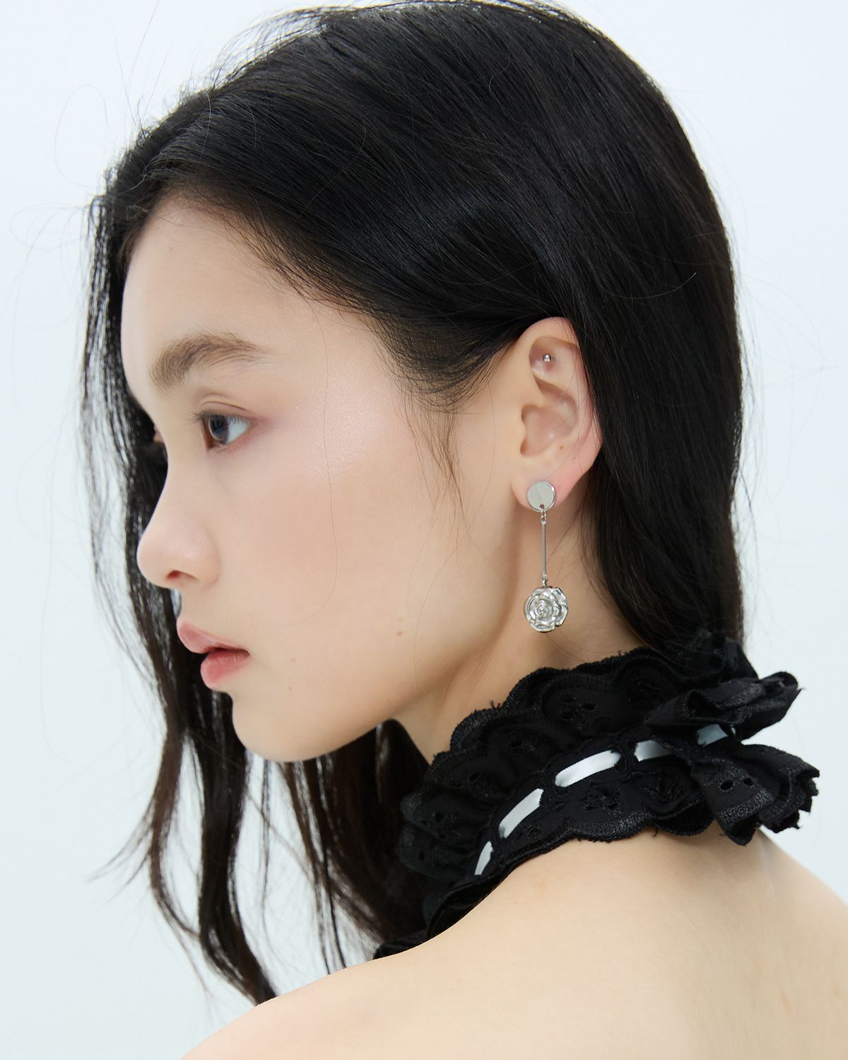 러뷰이(LOVUEE) 로즈 메달리온 귀걸이