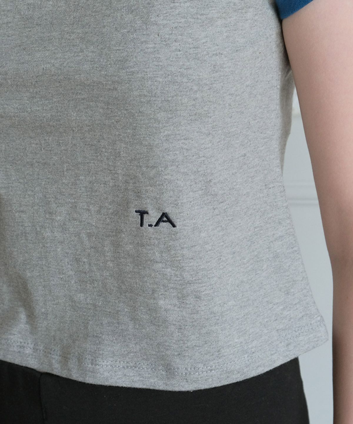 타버트(TARVERT) Margot Contrast Crop T-Shirt - Gray