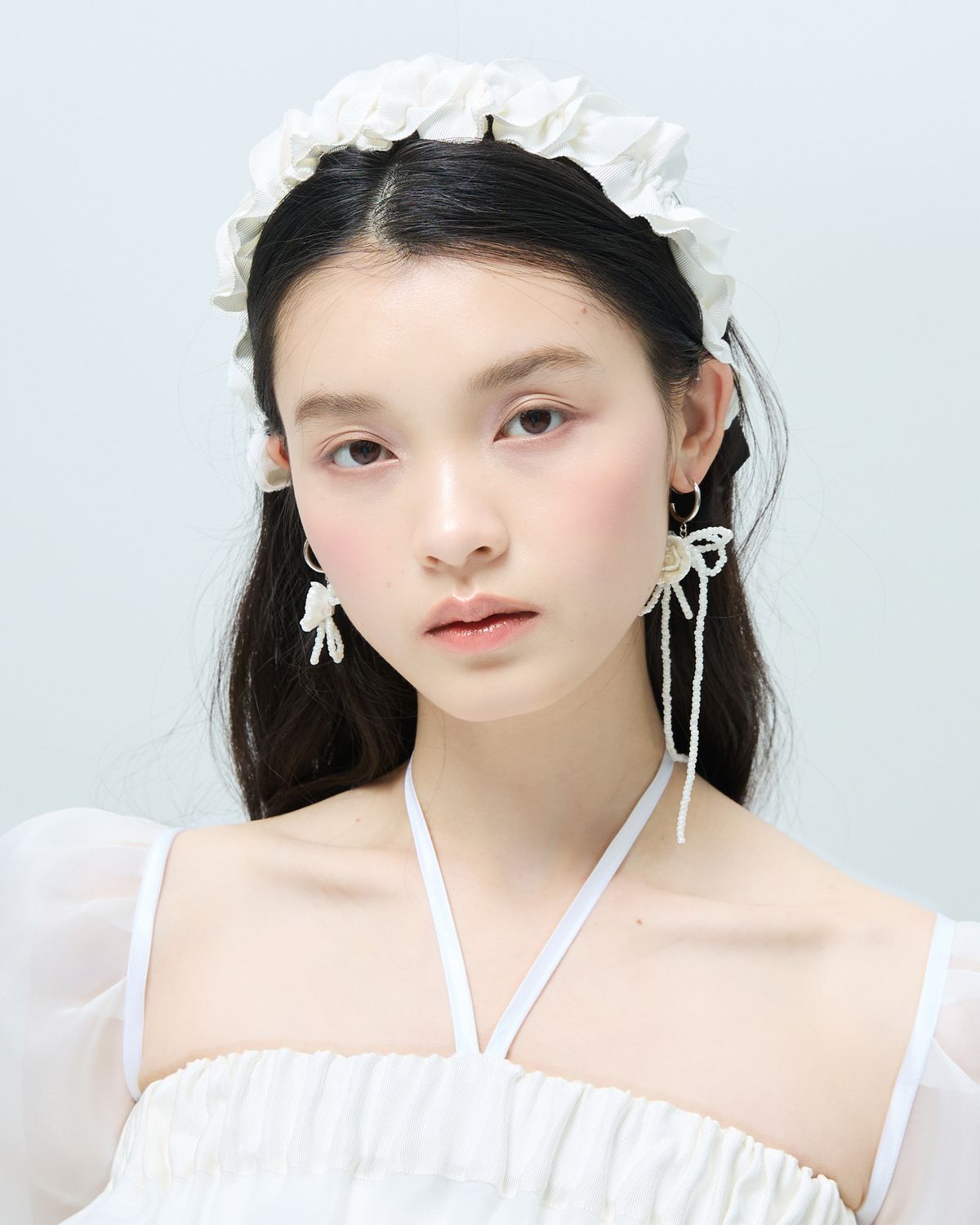 러뷰이(LOVUEE) 헤일로 로즈 비대칭 이어링 화이트 귀걸이