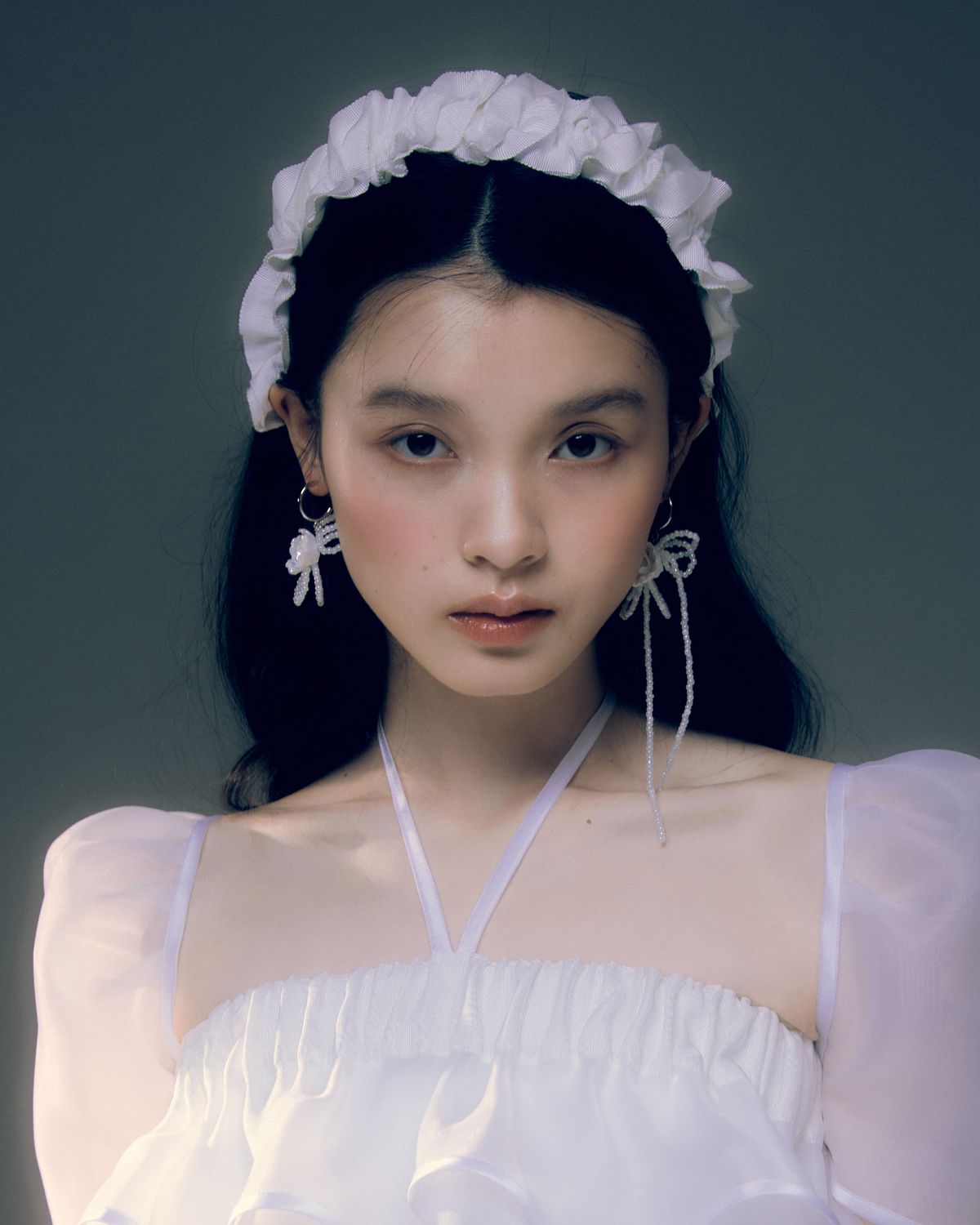 러뷰이(LOVUEE) 헤일로 로즈 비대칭 이어링 화이트 귀걸이