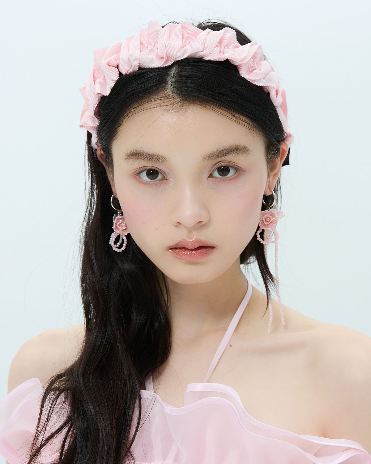 러뷰이(LOVUEE) 헤일로 로즈 비대칭 이어링 핑크 귀걸이