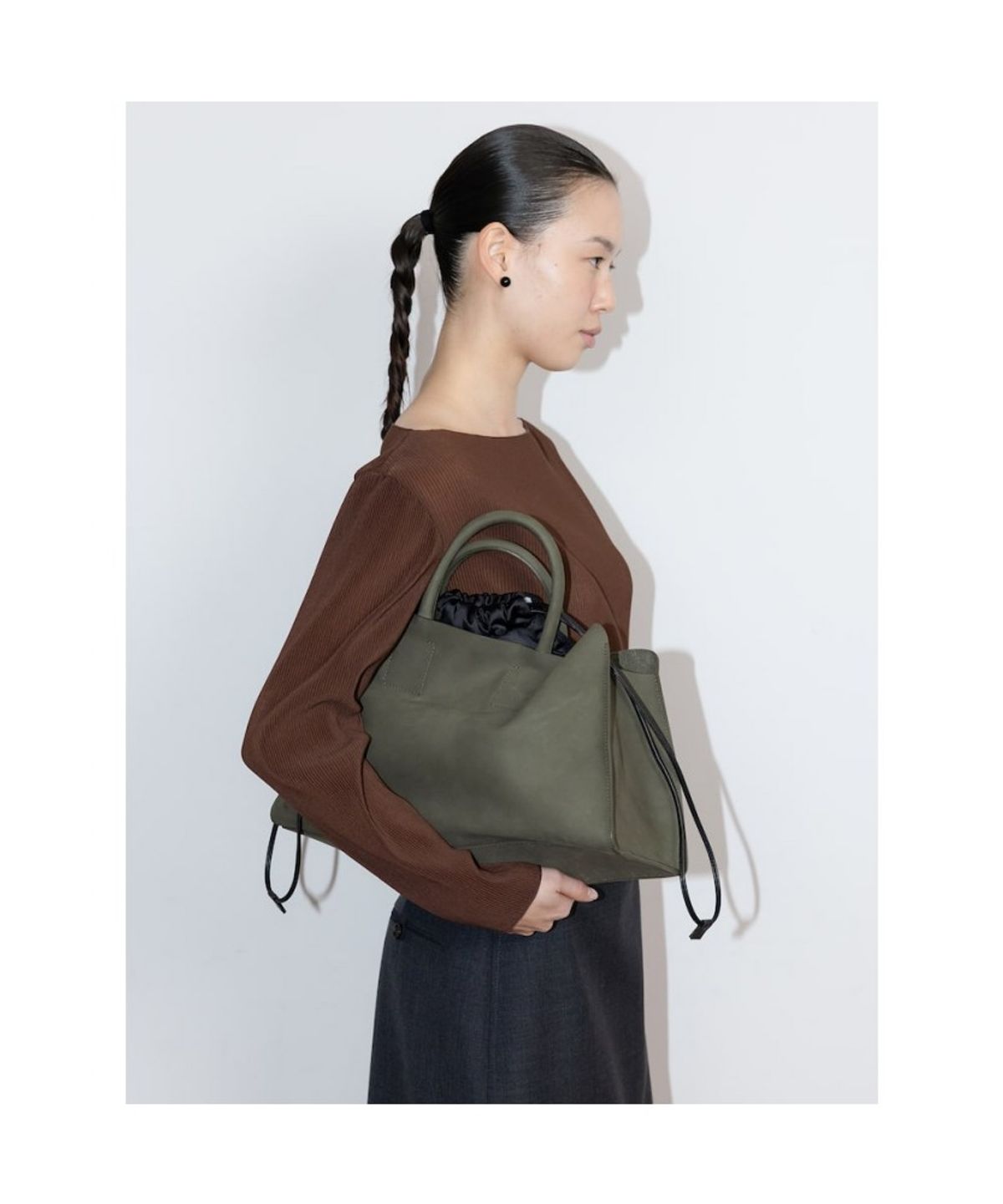 디애퍼처(THE APERTURE) Robbie Bag_Suede  Khaki (TA62D4A03H)
