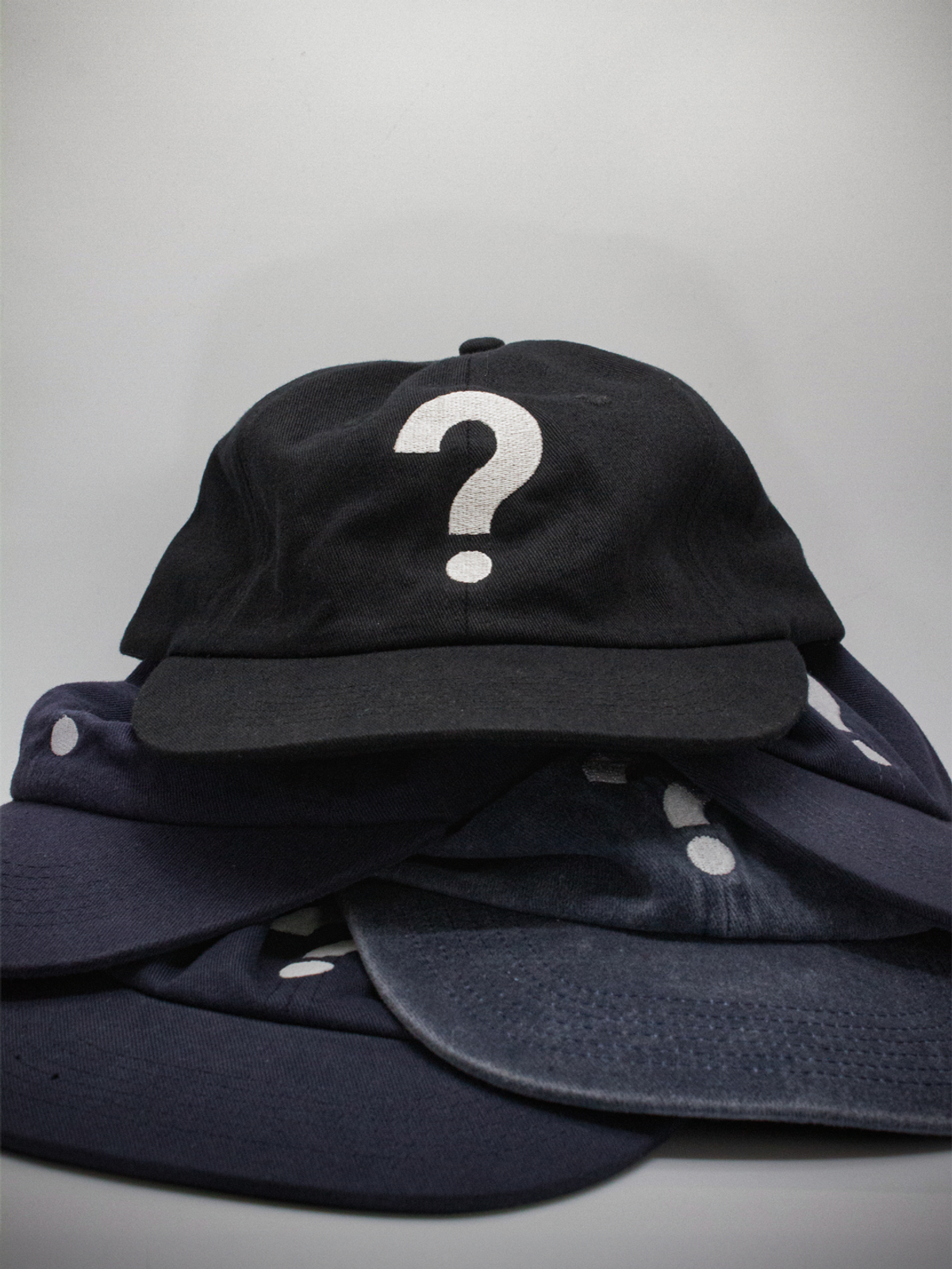 미디엄스(MEDIUMS) I Am So Confused Cap - Black(나는 너무 혼란스러워 캡/물음표 모자)