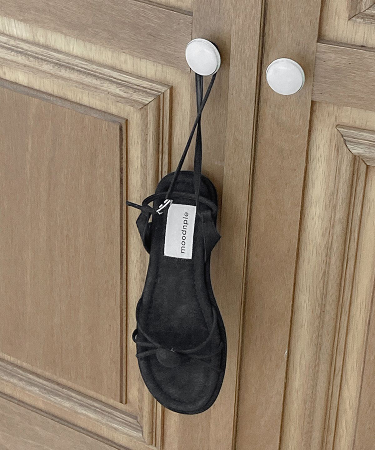 무드앤플(MOODNPLE) Benny 볼드버튼 스트랩 샌들 2cm 1color black