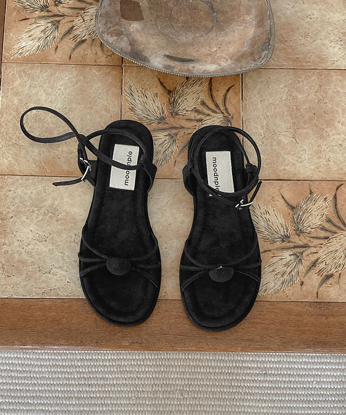 무드앤플(MOODNPLE) Benny 볼드버튼 스트랩 샌들 2cm 1color black