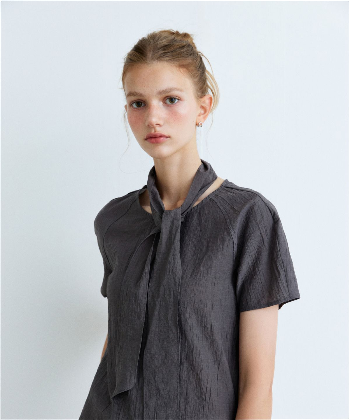 미쏘(MIXXO) 라운드넥 타이 블라우스_MIWBWG706B