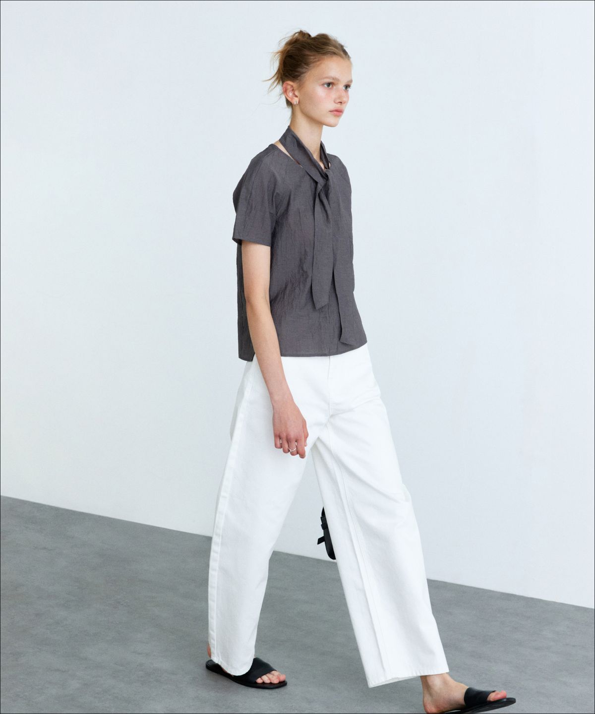 미쏘(MIXXO) 라운드넥 타이 블라우스_MIWBWG706B