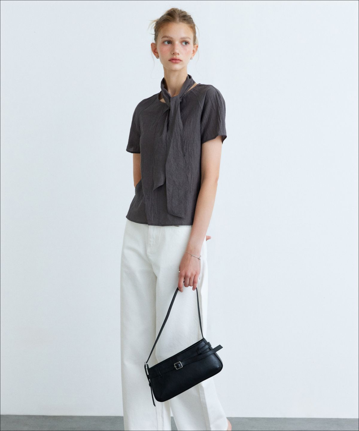 미쏘(MIXXO) 라운드넥 타이 블라우스_MIWBWG706B