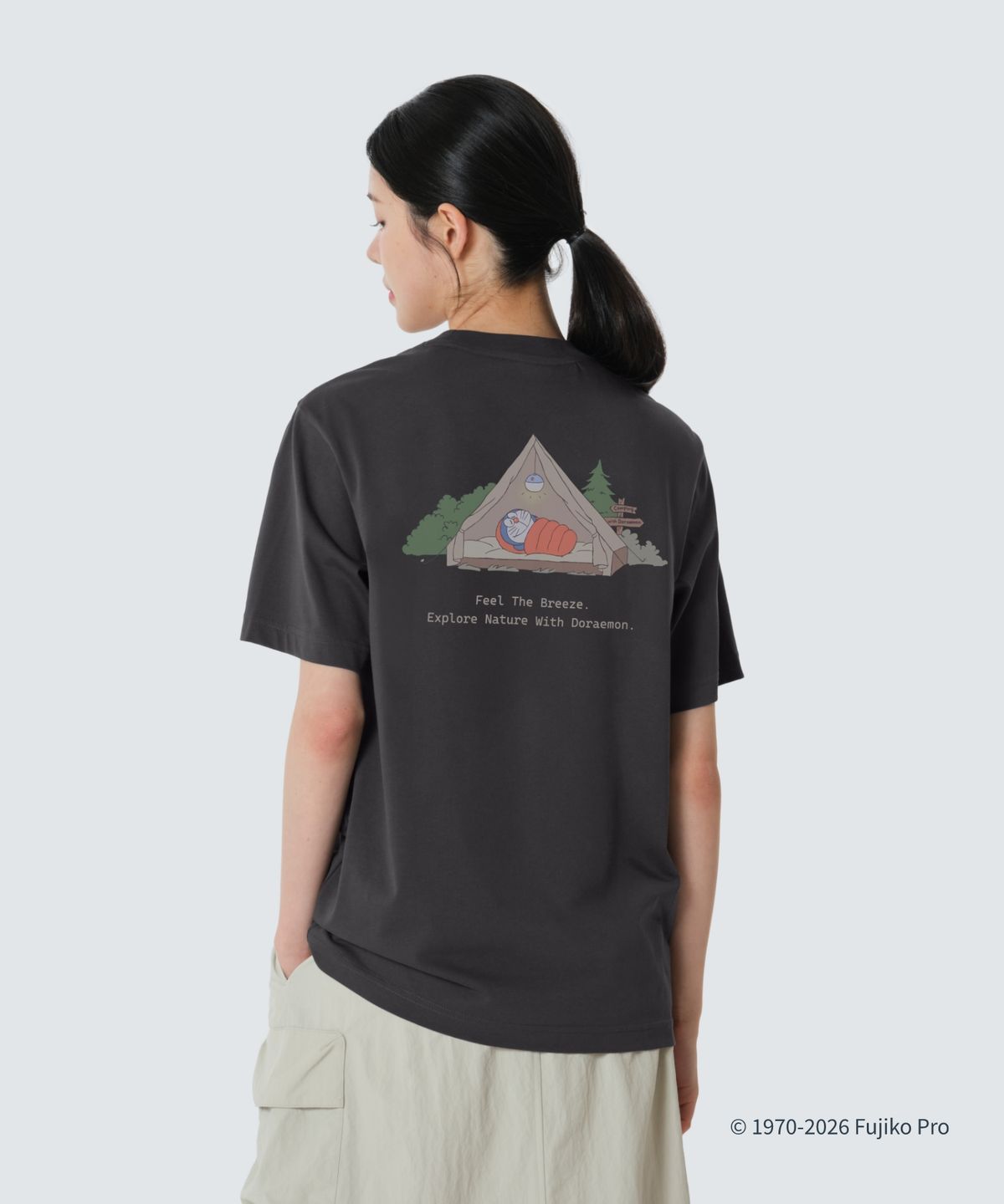 스노우피크 어패럴(SNOWPEAK APPAREL) [스노우피크 I 도라에몽] 캠핑 반팔 티셔츠 (S26MUFTS94) Charcoal