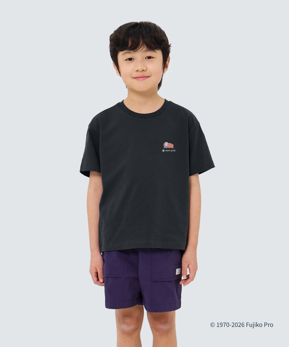 스노우피크 어패럴 키즈(SNOWPEAK APPAREL KIDS) [스노우피크 I 도라에몽] 키즈 캠핑 반팔 티셔츠 (S26MKFTS97) Dark Navy