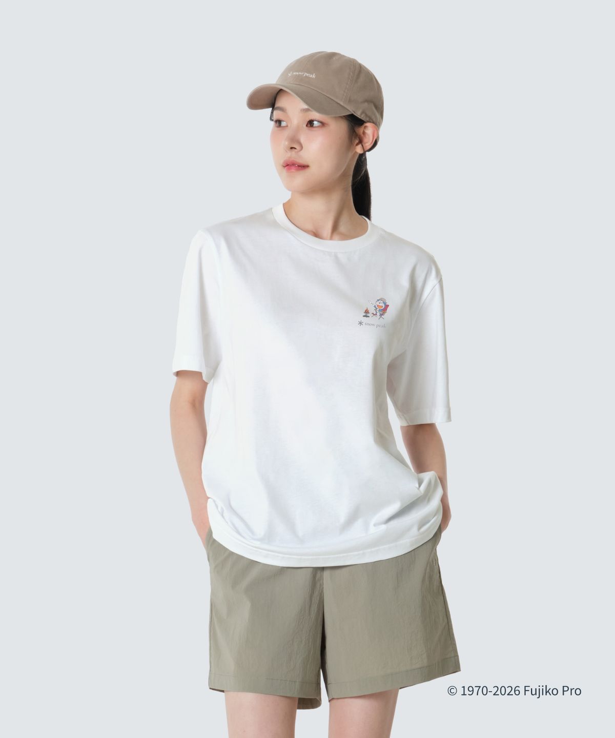 스노우피크 어패럴(SNOWPEAK APPAREL) [스노우피크 I 도라에몽] 캠프파이어 반팔 티셔츠 (S26MUFTS95) Off White