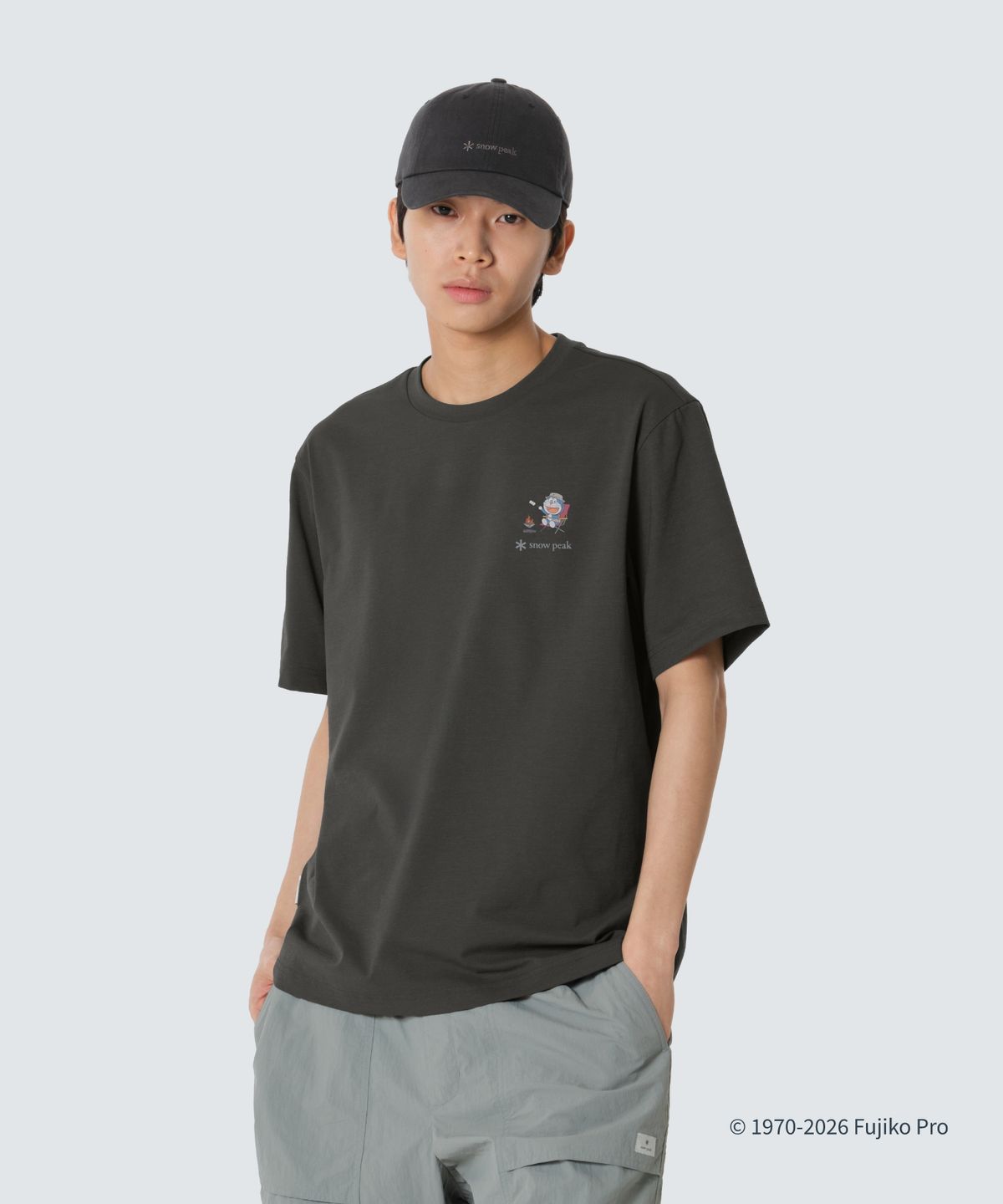 스노우피크 어패럴(SNOWPEAK APPAREL) [스노우피크 I 도라에몽] 캠프파이어 반팔 티셔츠 (S26MUFTS95) Dark Khaki