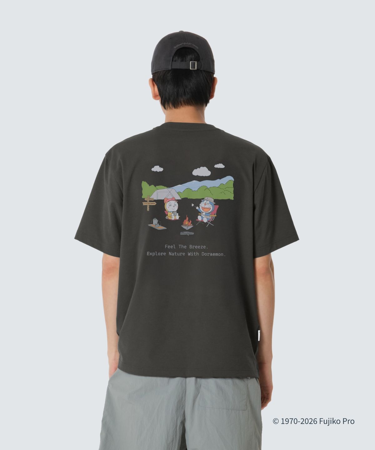 스노우피크 어패럴(SNOWPEAK APPAREL) [스노우피크 I 도라에몽] 캠프파이어 반팔 티셔츠 (S26MUFTS95) Dark Khaki
