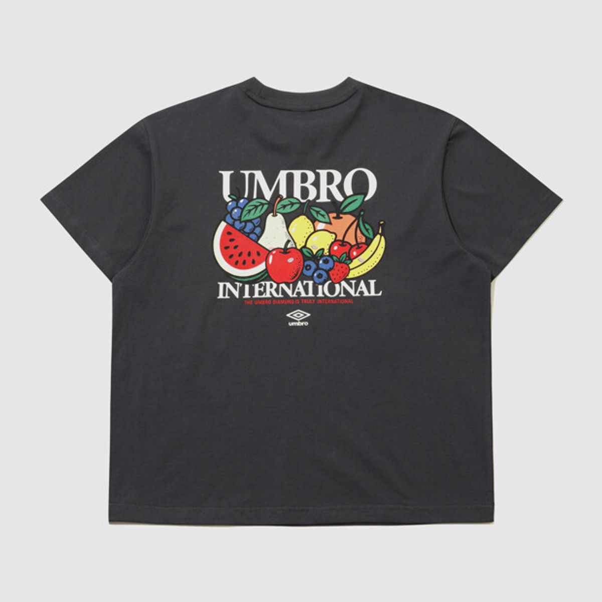 엄브로(UMBRO) 썸머 PICK 후르츠 쿨피마 반팔 티셔츠 차콜 UR323CRS71