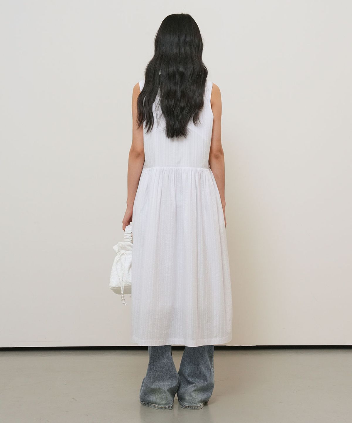 제너럴아이디어(GENERALIDEA) 루즈핏 슬리브리스 플라워 원피스 [WHITE] / GF2LOP517