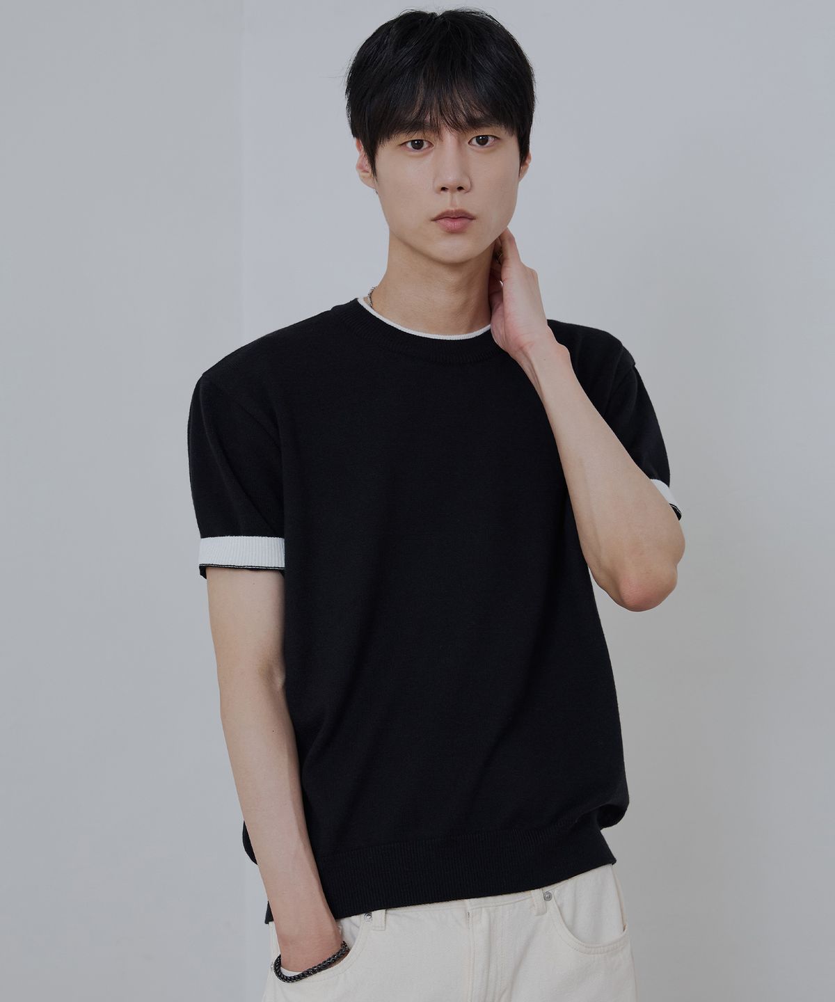 노드유(NODU) 레이어드 배색 라운드 크롭 하프 니트 [블랙]