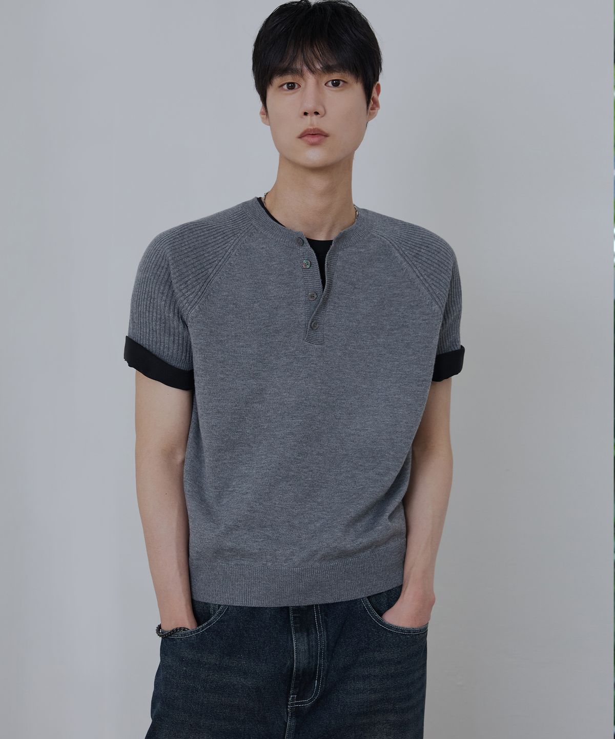 노드유(NODU) 라글란 헨리넥 리브드 크롭 하프 니트 [그레이]
