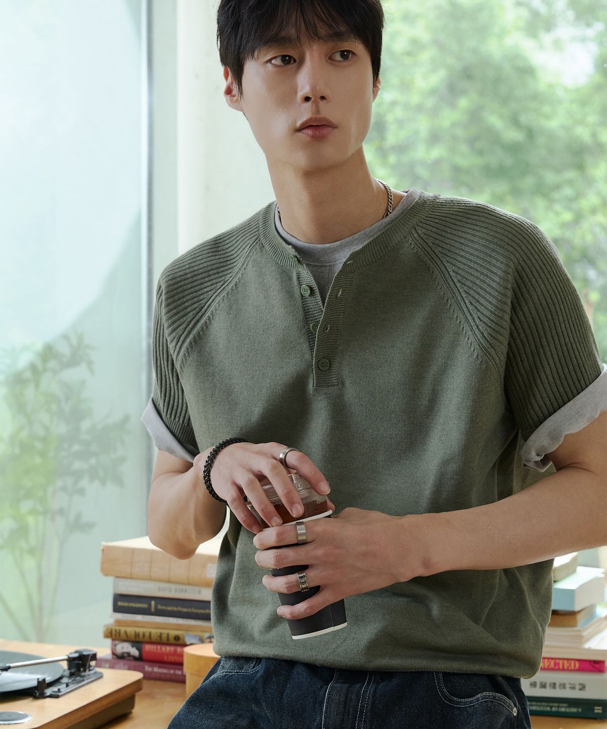 노드유(NODU) 라글란 헨리넥 리브드 크롭 하프 니트 [카키]