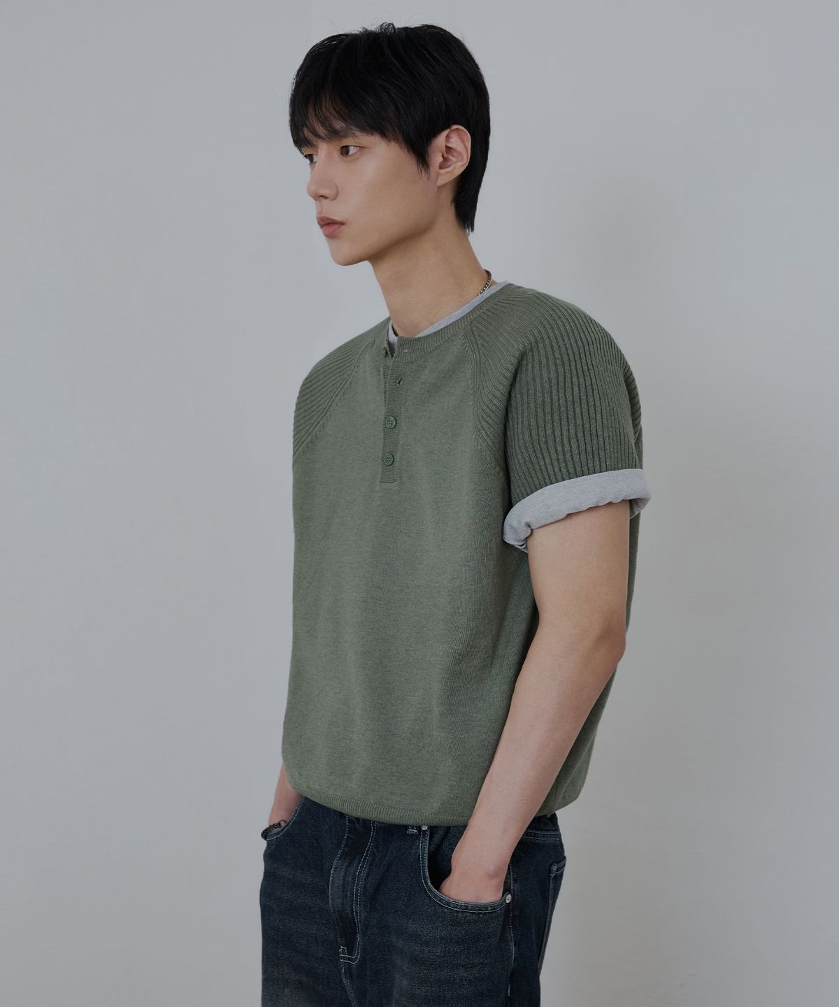 노드유(NODU) 라글란 헨리넥 리브드 크롭 하프 니트 [카키]