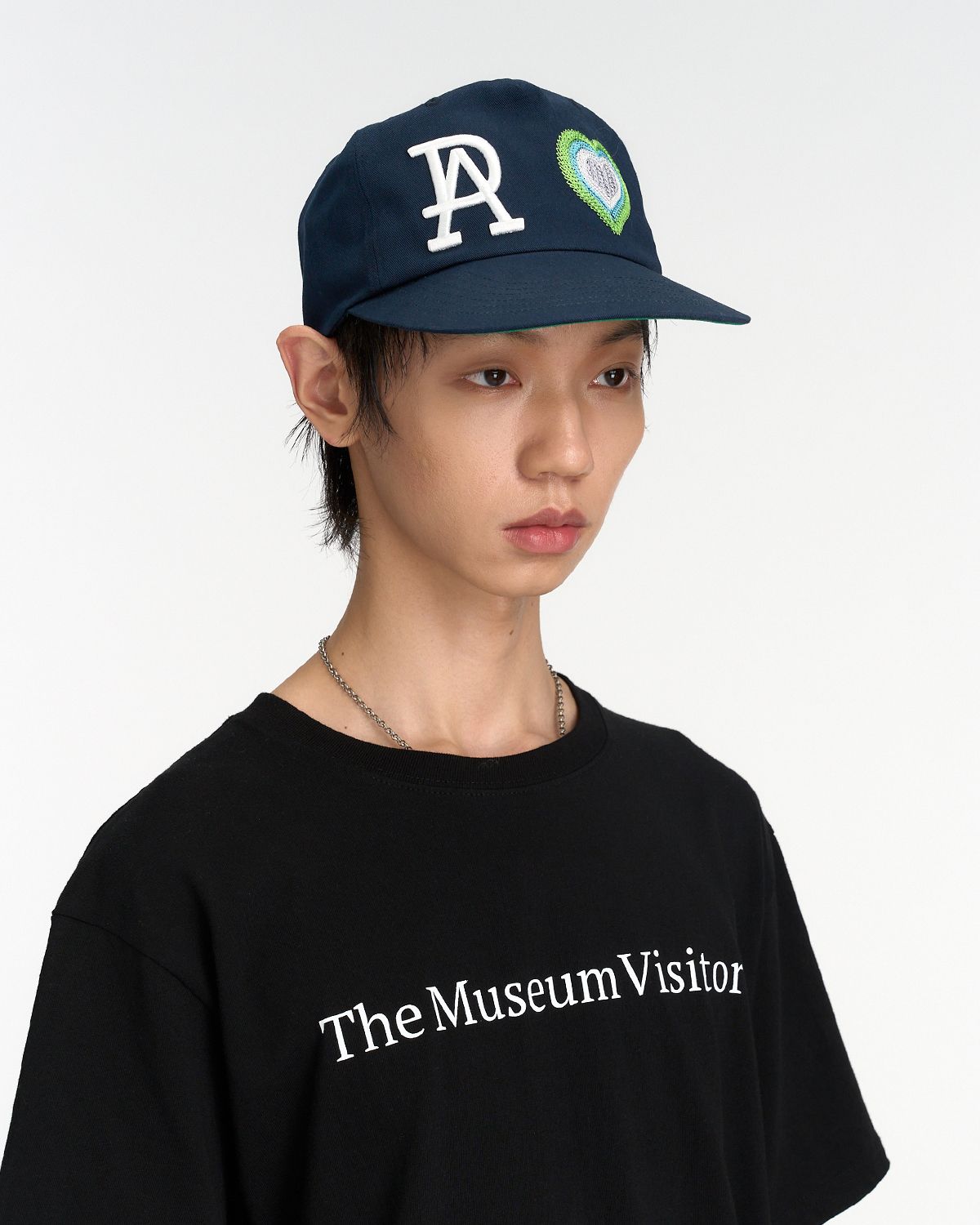 더뮤지엄비지터(THEMUSEUMVISITOR) AD EMBROIDERY LOGO BALL CAP (NAVY)