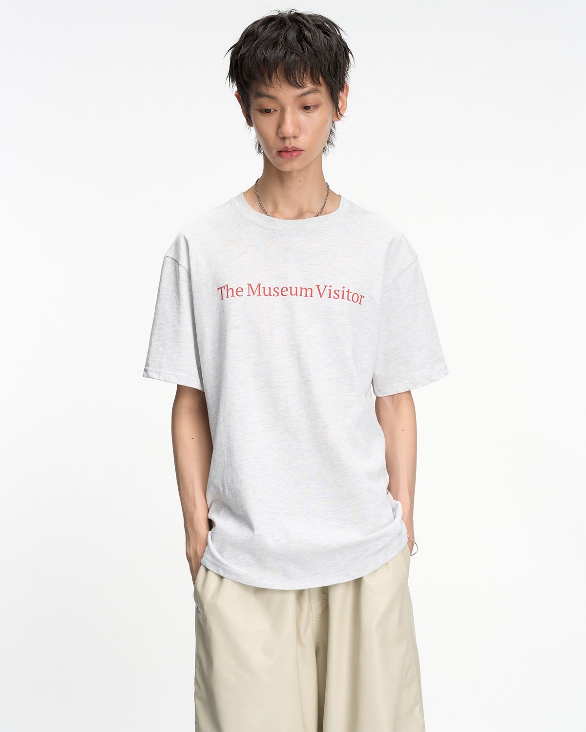 더뮤지엄비지터(THEMUSEUMVISITOR) ESSENTIAL LOGO OVERFIT T-SHIRT (MELANGE GREY)