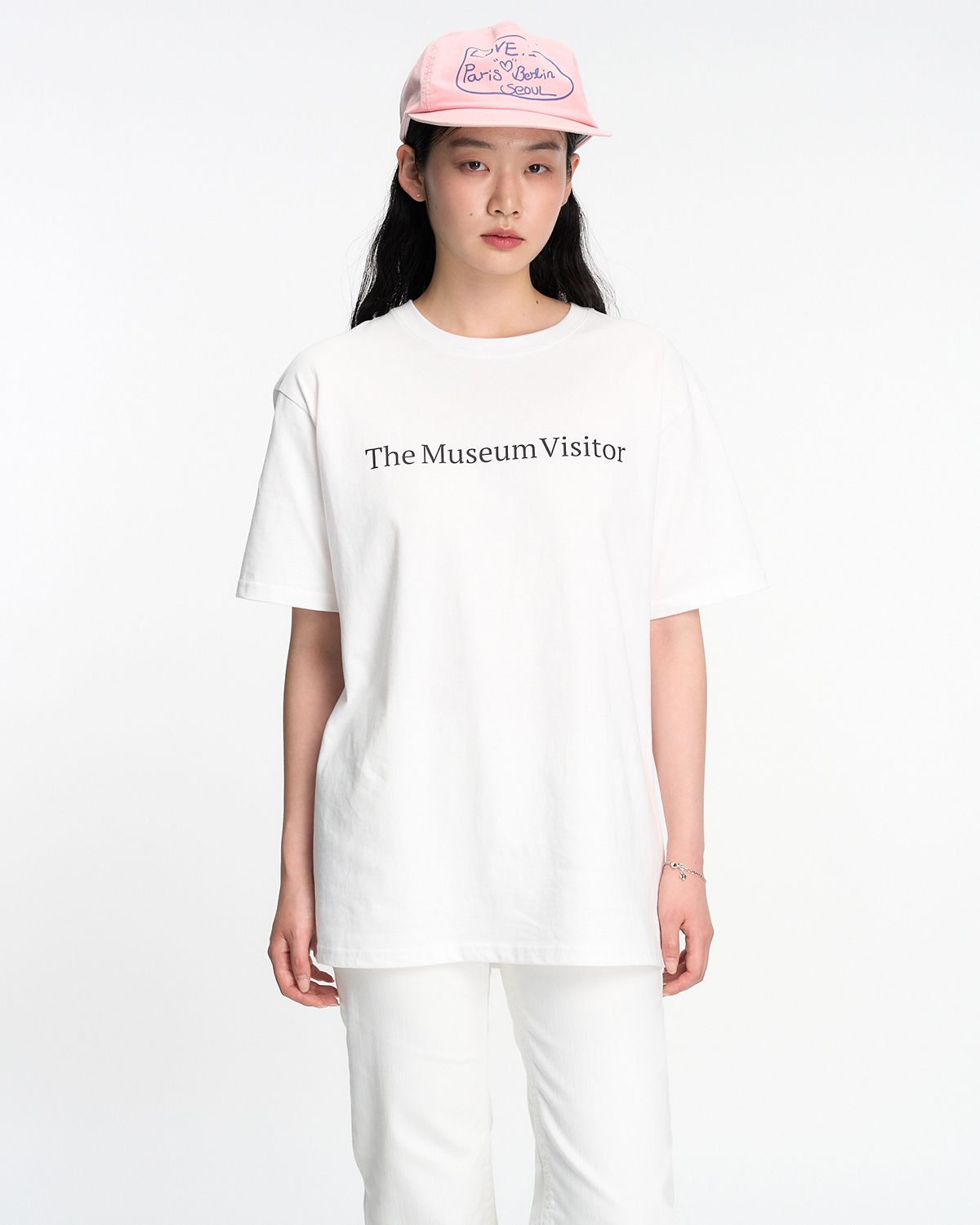 더뮤지엄비지터(THEMUSEUMVISITOR) ESSENTIAL LOGO OVERFIT T-SHIRT (WHITE)
