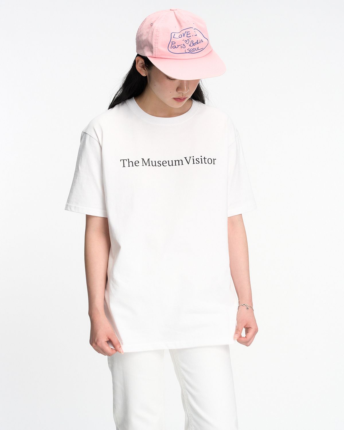 더뮤지엄비지터(THEMUSEUMVISITOR) ESSENTIAL LOGO OVERFIT T-SHIRT (WHITE)