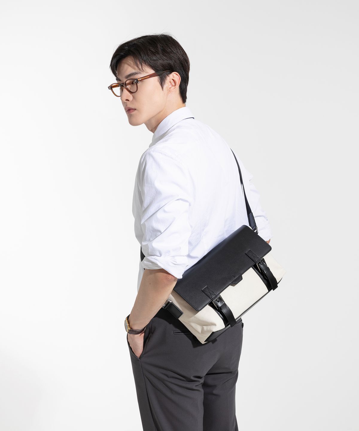 베드포드일레븐스(BEDFORD11TH) 폴리건 더블 벨티드 EW 메신저  [아이보리]