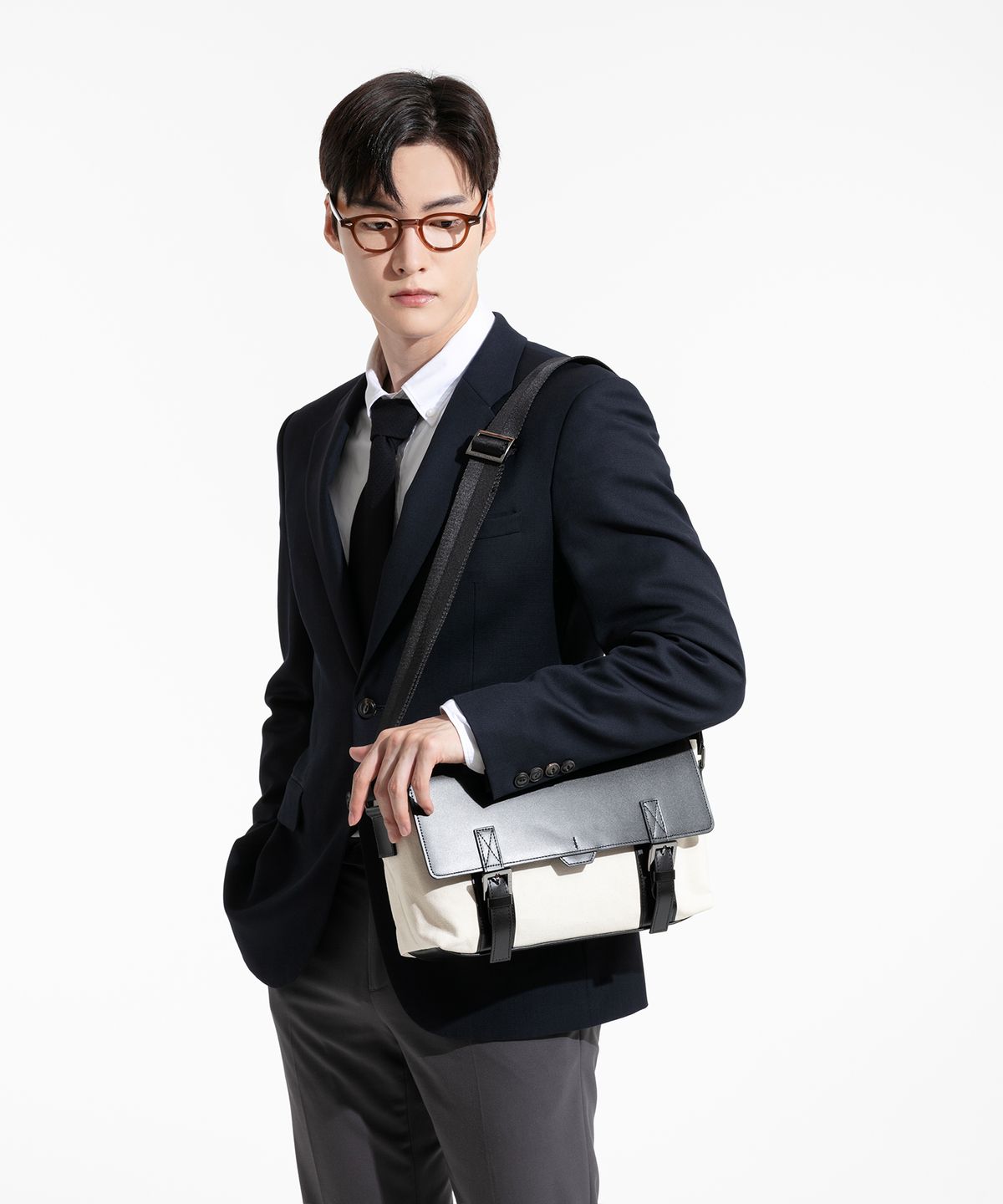 베드포드일레븐스(BEDFORD11TH) 폴리건 더블 벨티드 EW 메신저  [아이보리]