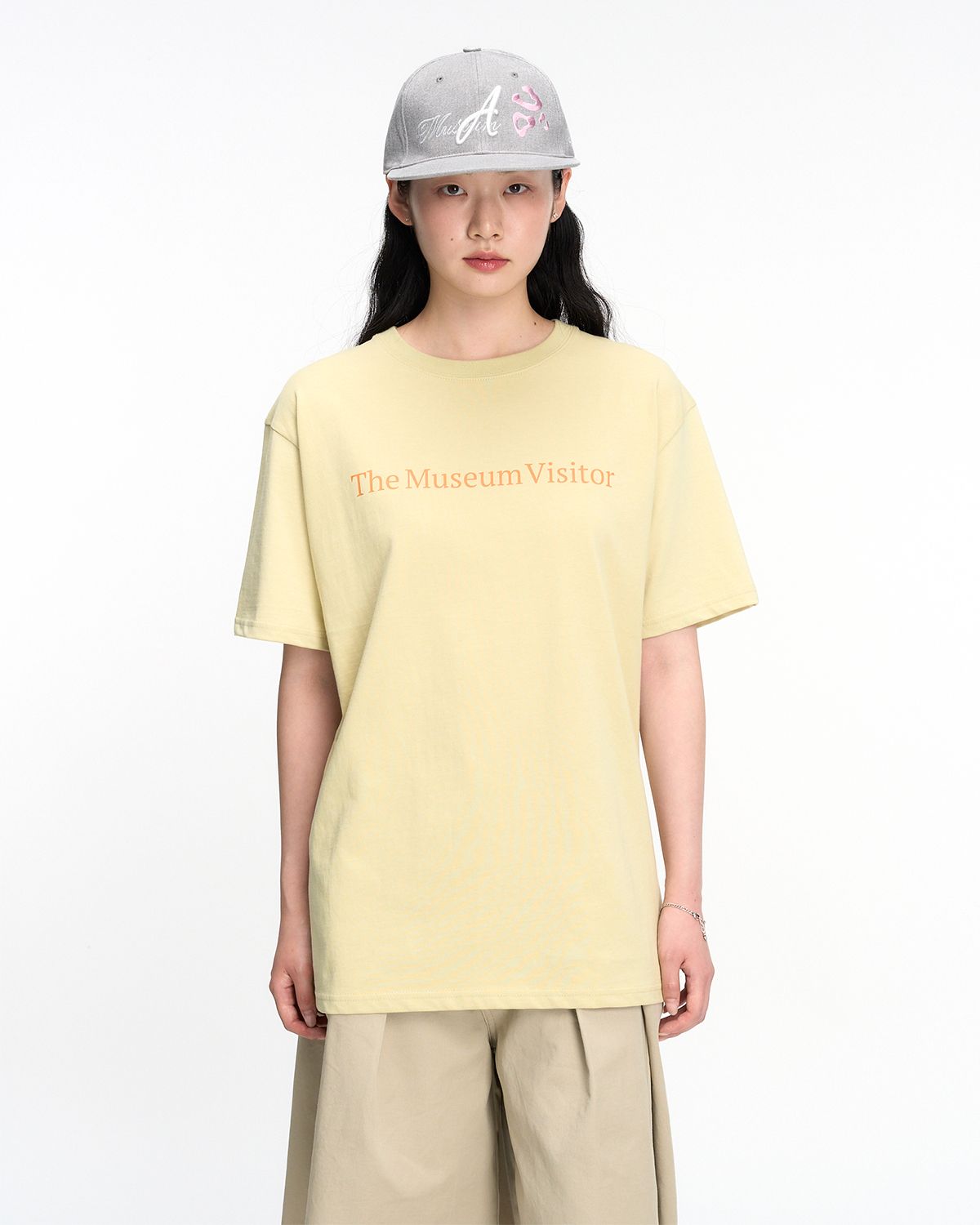 더뮤지엄비지터(THEMUSEUMVISITOR) ESSENTIAL LOGO OVERFIT T-SHIRT (LIME)