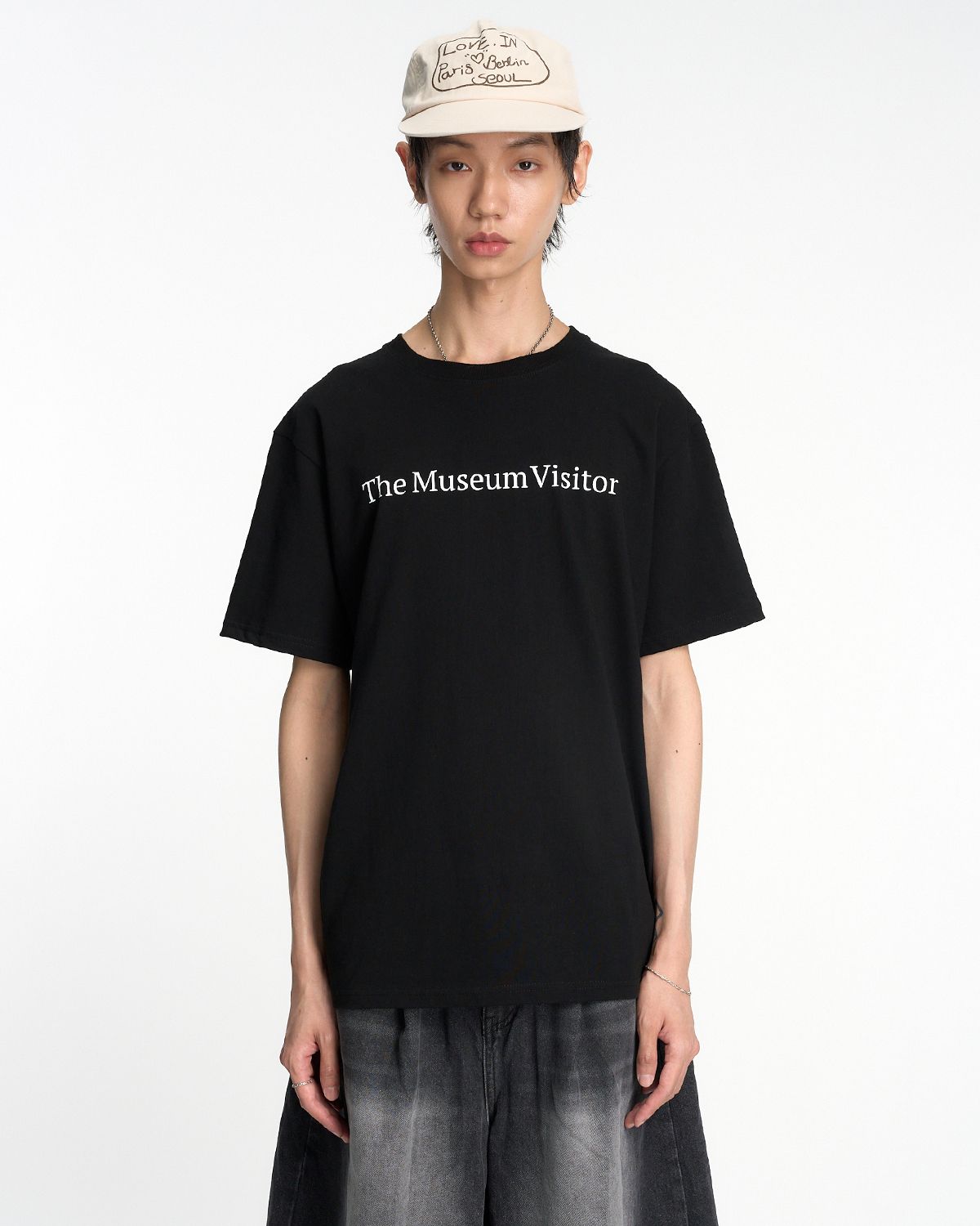 더뮤지엄비지터(THEMUSEUMVISITOR) ESSENTIAL LOGO OVERFIT T-SHIRT (BLACK)